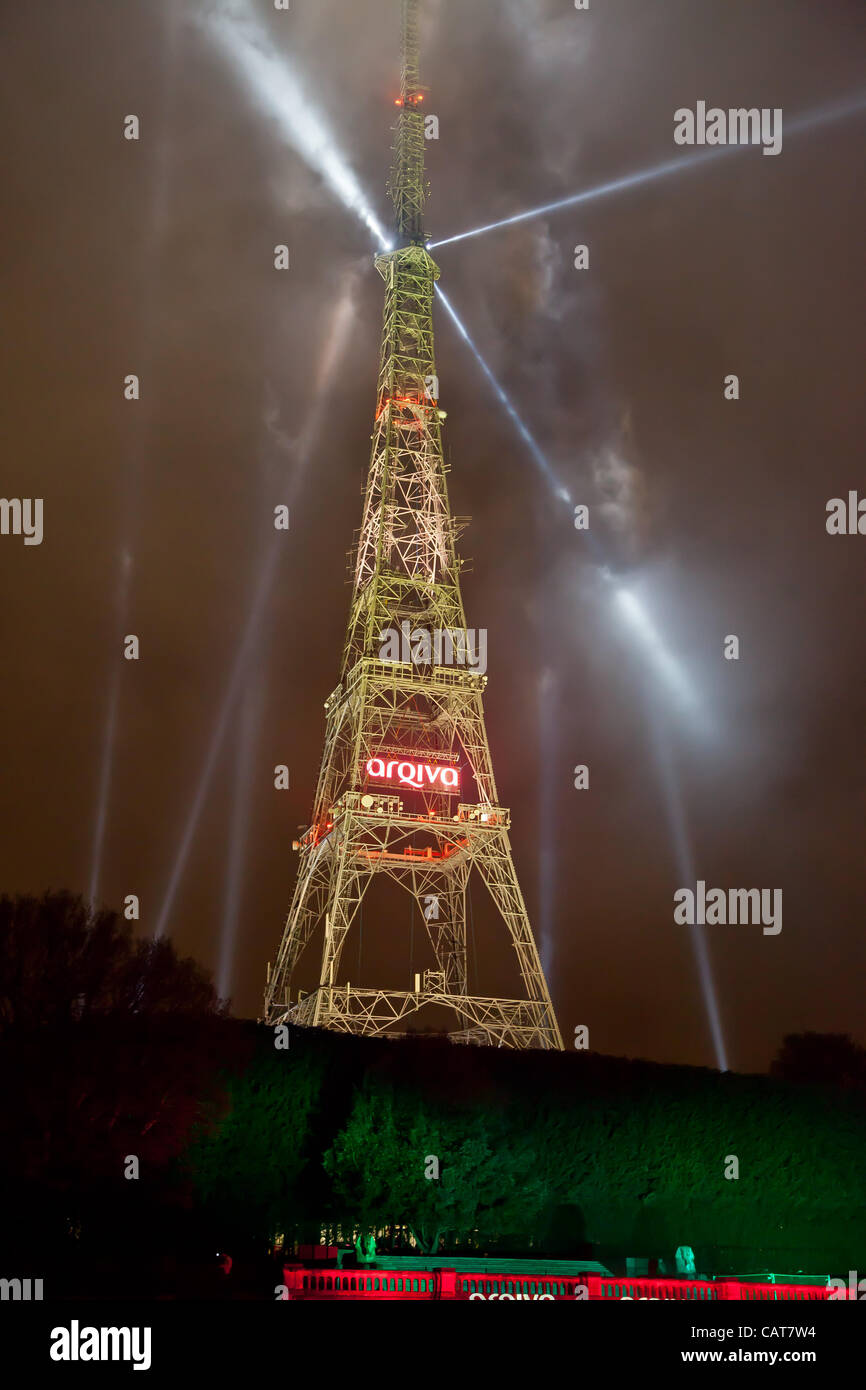 La commutation de l'analogique au numérique du service a été marquée par un spectaculaire spectacle léger à la Crystal Palace tour de diffusion. Arqiva, la société qui a conçu le projet britannique de passage au numérique (DSO), installé plus de 6 tonnes de matériel d'éclairage sur la tour. Le spectacle comprenait un Banque D'Images