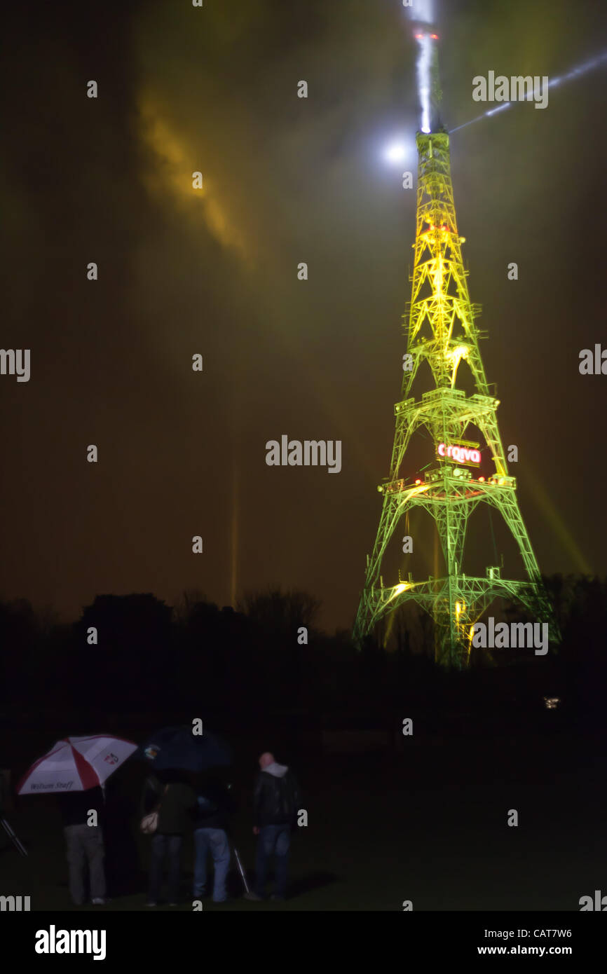 La commutation de l'analogique au numérique du service a été marquée par un spectaculaire spectacle léger à la Crystal Palace tour de diffusion. Arqiva, la société qui a conçu le projet britannique de passage au numérique (DSO), installé plus de 6 tonnes de matériel d'éclairage sur la tour. Le spectacle comprenait un Banque D'Images