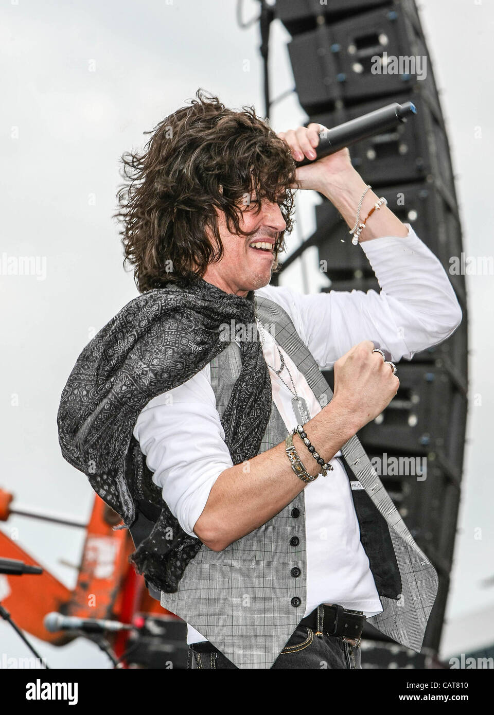 14 avril 2012 - Fort Worth, Texas, États-Unis d'Amérique - étranger membre de rock band, Kelly Hansen, un spectacle dans un concert avant de la NASCAR Sprint Cup Series de Samsung Mobile 500 Course à Texas Motor Speedway à Fort Worth, au Texas. Le pilote de la série Sprint Cup Greg Biffle (16) gagne le Samsung Mobile Banque D'Images