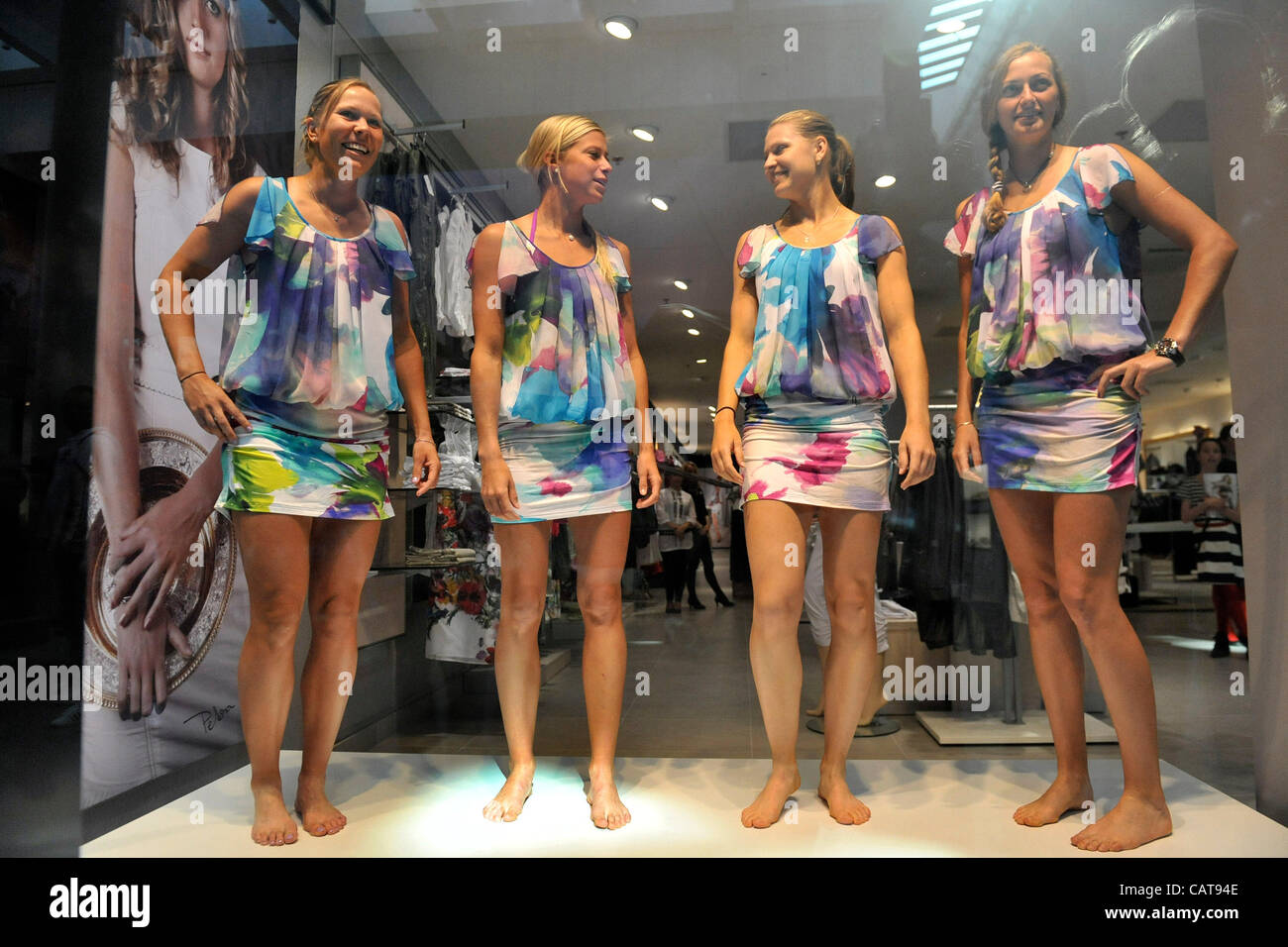 FED Cup tennis tennis tchèque, l'équipe de gauche à droite : Lucie Hradecka, Andrea Hlavackova, Lucie Safarova et Petra Kvitova posent en robes colorées qui ont été choisis par Petra Kvitova pour l'ensemble de l'équipe de Fed Cup tchèque avant le match contre l'Italie à Ostrava le 18 avril 2012. (Photo/CTK Jaroslav Ozana) Banque D'Images