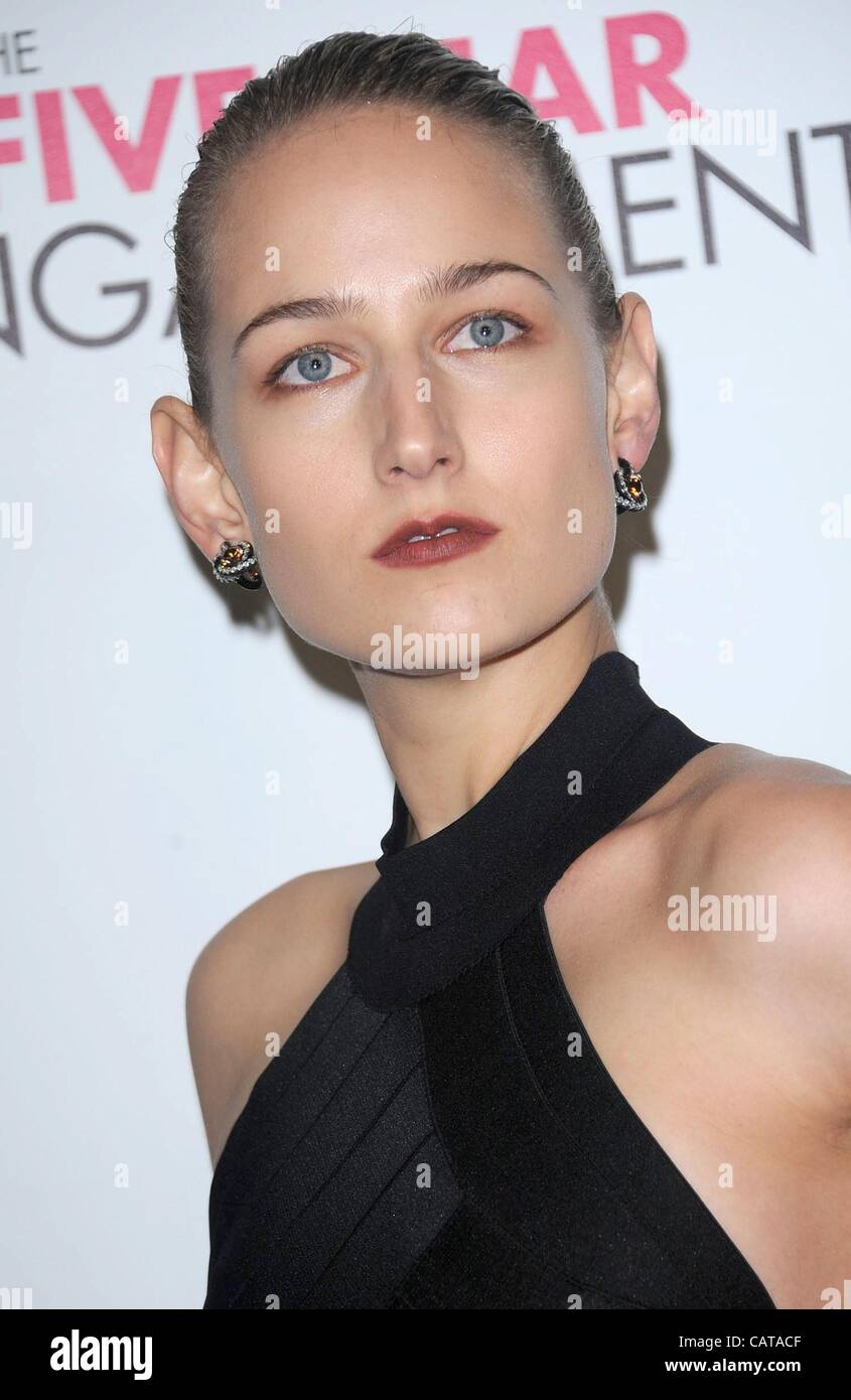 Leelee Sobieski au niveau des arrivées de l'engagement de cinq ans de la première soirée d'ouverture du Festival du film de Tribeca 2012, le Ziegfeld Theatre, New York, NY Le 18 avril 2012. Photo par : Kristin Callahan/Everett Collection Banque D'Images