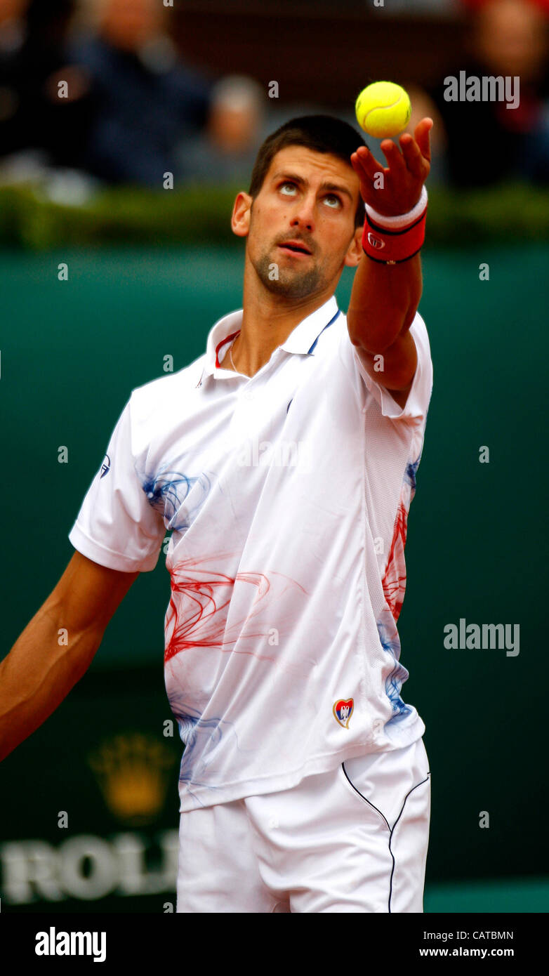 19.04.2012 Monte Carlo, Monaco. Novak Djokovic (SRB) en action contre Alexandr Dolgopolov (UKR) au cours de la 3e manche du 2012 Monte-Carlo Rolex Masters tennis joué au Monte Carlo Country Club, Monaco. Banque D'Images