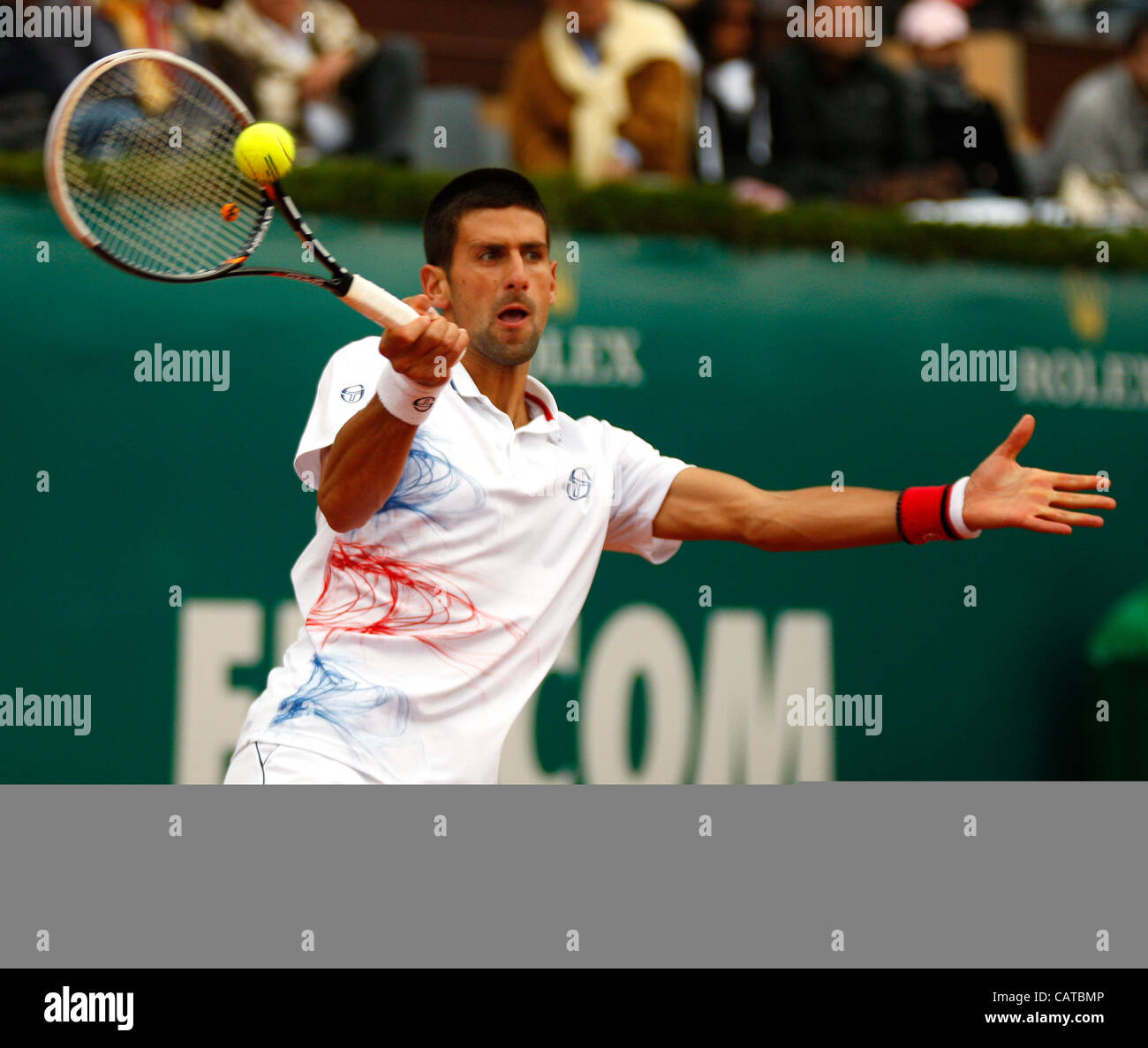 19.04.2012 Monte Carlo, Monaco. Novak Djokovic (SRB) en action contre Alexandr Dolgopolov (UKR) au cours de la 3e manche du 2012 Monte-Carlo Rolex Masters tennis joué au Monte Carlo Country Club, Monaco. Banque D'Images