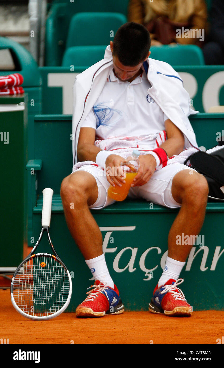19.04.2012 Monte Carlo, Monaco. Novak Djokovic (SRB) en action contre Alexandr Dolgopolov (UKR) au cours de la 3e manche du 2012 Monte-Carlo Rolex Masters tennis joué au Monte Carlo Country Club, Monaco. Banque D'Images 19.04.2012 Monte Carlo, Monaco. Novak Djokovic (SRB) en action contre Alexandr Dolgopolov (UKR) au cours de la 3e manche du 2012 Monte-Carlo Rolex Masters tennis joué au Monte Carlo Country Club, Monaco. Banque D'Images