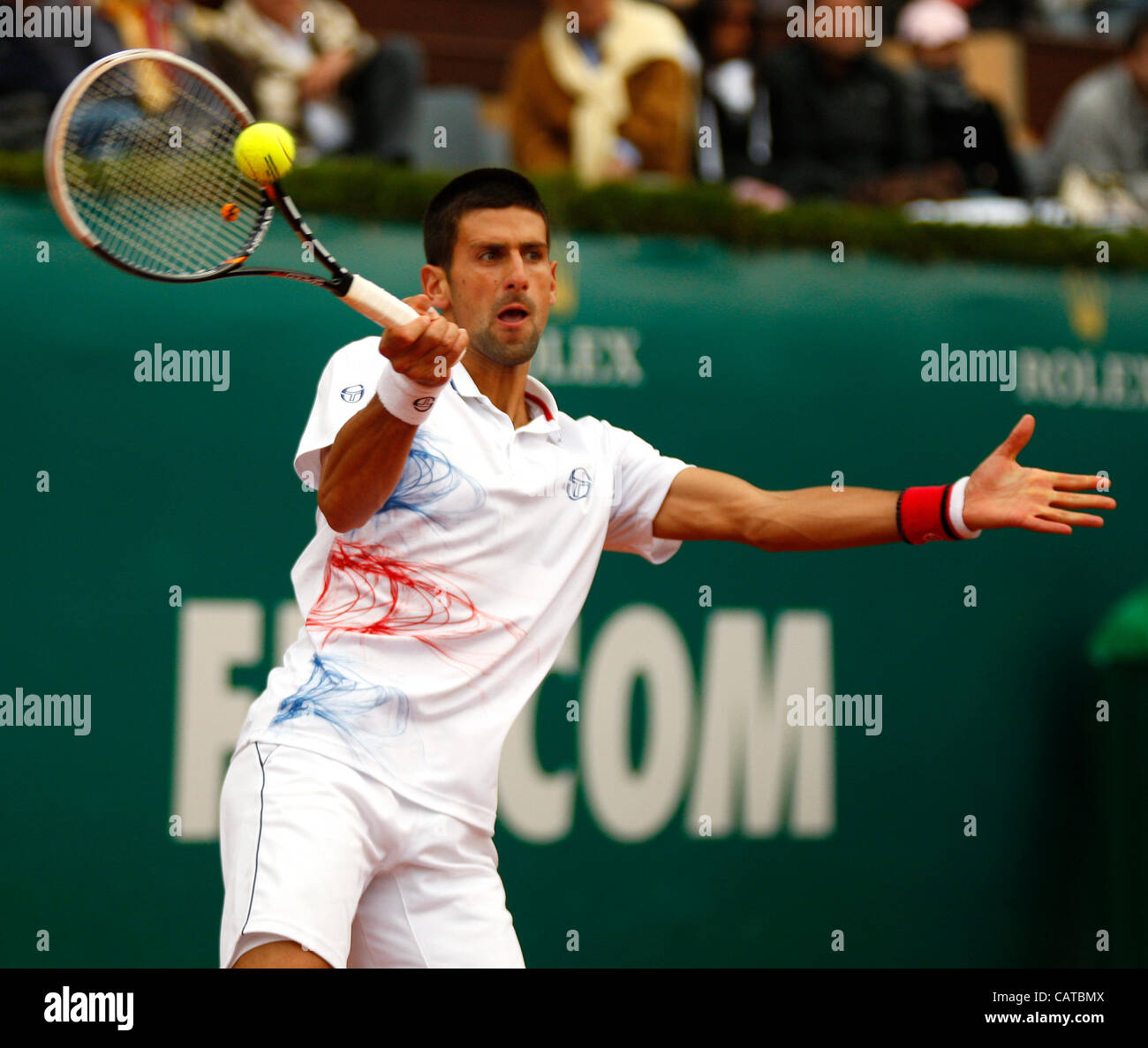 19.04.2012 Monte Carlo, Monaco. Novak Djokovic (SRB) en action contre Alexandr Dolgopolov (UKR) au cours de la 3e manche du 2012 Monte-Carlo Rolex Masters tennis joué au Monte Carlo Country Club, Monaco. Banque D'Images 19.04.2012 Monte Carlo, Monaco. Novak Djokovic (SRB) en action contre Alexandr Dolgopolov (UKR) au cours de la 3e manche du 2012 Monte-Carlo Rolex Masters tennis joué au Monte Carlo Country Club, Monaco. Banque D'Images