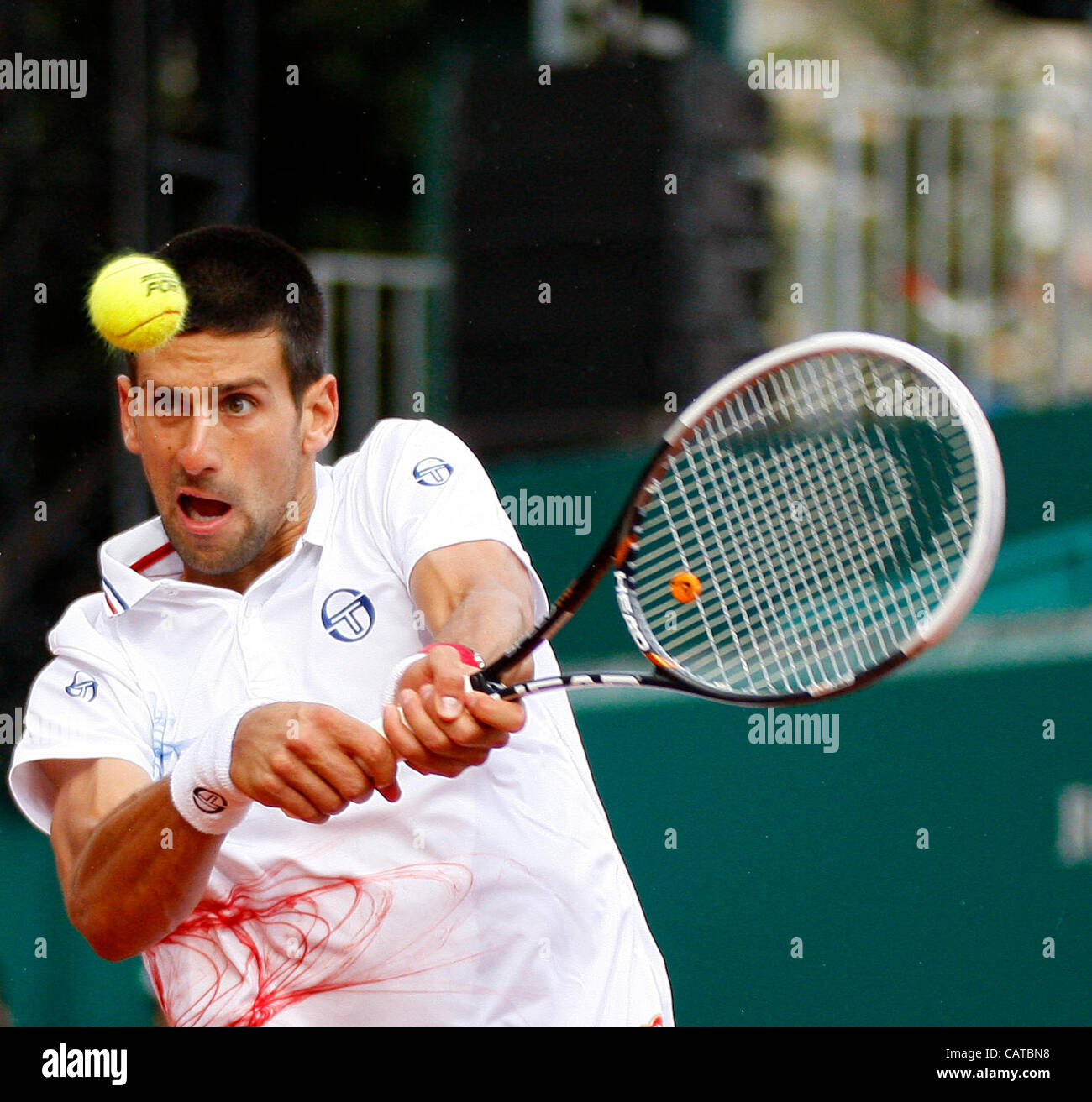 19.04.2012 Monte Carlo, Monaco. Novak Djokovic (SRB) en action contre Alexandr Dolgopolov (UKR) au cours de la 3e manche du 2012 Monte-Carlo Rolex Masters tennis joué au Monte Carlo Country Club, Monaco. Banque D'Images 19.04.2012 Monte Carlo, Monaco. Novak Djokovic (SRB) en action contre Alexandr Dolgopolov (UKR) au cours de la 3e manche du 2012 Monte-Carlo Rolex Masters tennis joué au Monte Carlo Country Club, Monaco. Banque D'Images