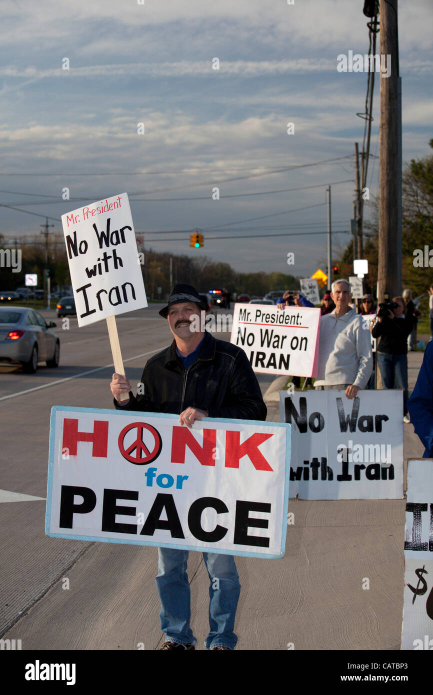 Bingham Farms, Michigan - des militants de la paix tenir signes opposés à la guerre avec l'Iran en attendant le cortège du président Obama à passer. Le président a assisté à une levée de fonds de la campagne à proximité. Banque D'Images