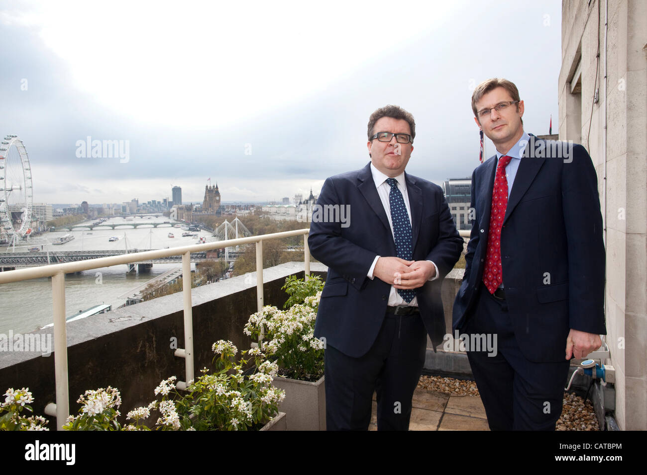 Londres, Royaume-Uni. 19.04.2012 Photo montre Tom Watson député (gauche) pour West Bromwich est et Martin journaliste indépendant à la Hickman , à Penguin de chambre après le lancement de son livre co-écrit M CADRAN POUR MURDOCH, divulguer des informations du téléphone le scandale à News International. Banque D'Images