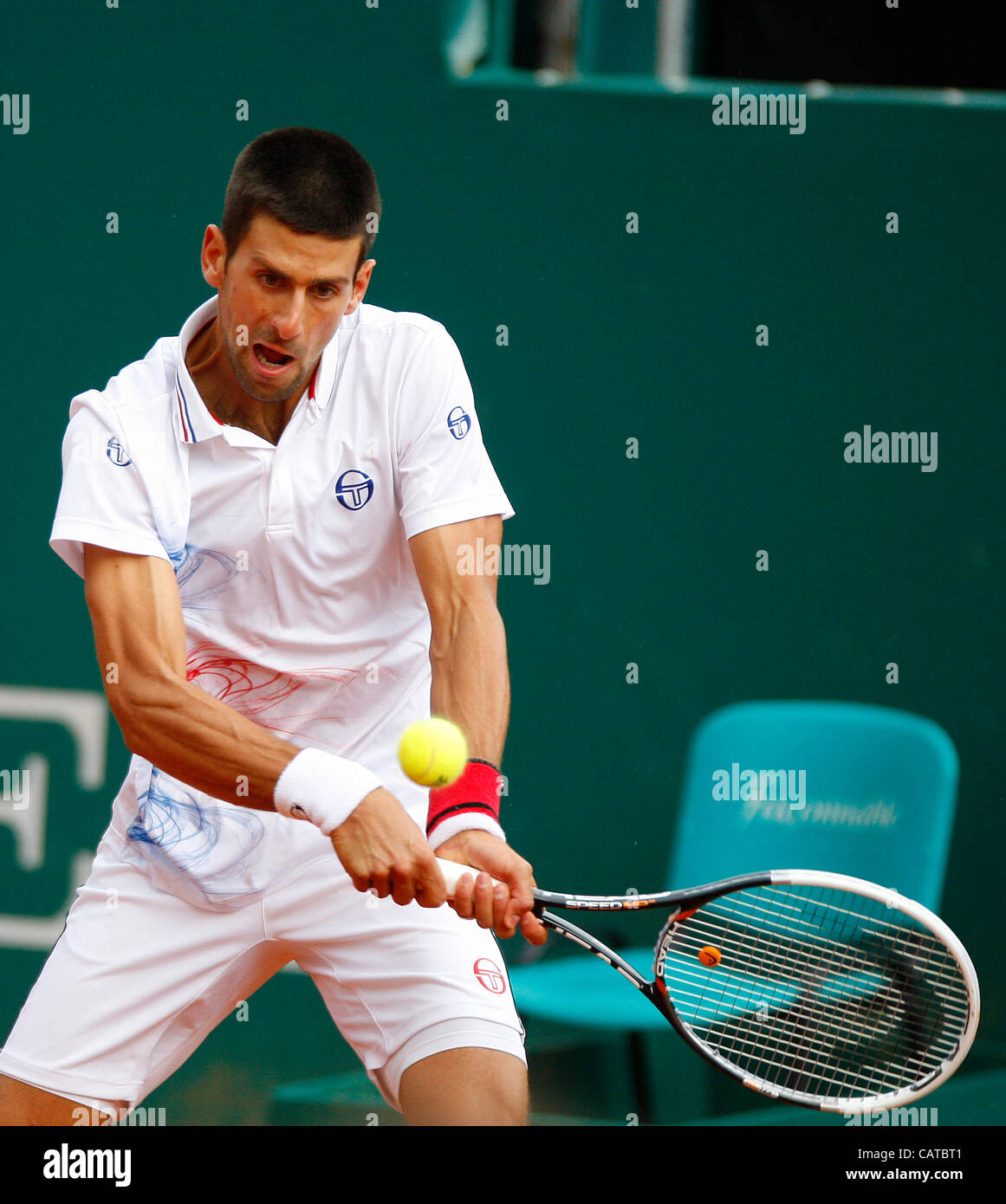 19.04.2012 Monte Carlo, Monaco. Novak Djokovic (SRB) en action contre Alexandr Dolgopolov (UKR) au cours de la 3e manche du 2012 Monte-Carlo Rolex Masters tennis joué au Monte Carlo Country Club, Monaco. Banque D'Images 19.04.2012 Monte Carlo, Monaco. Novak Djokovic (SRB) en action contre Alexandr Dolgopolov (UKR) au cours de la 3e manche du 2012 Monte-Carlo Rolex Masters tennis joué au Monte Carlo Country Club, Monaco. Banque D'Images