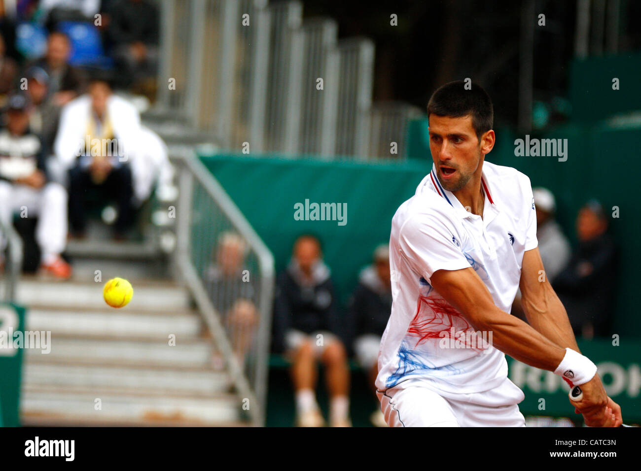 19.04.2012 Monte Carlo, Monaco. Novak Djokovic (SRB) en action contre Alexandr Dolgopolov (UKR) au cours de la 3e manche du 2012 Monte-Carlo Rolex Masters tennis joué au Monte Carlo Country Club, Monaco. Banque D'Images