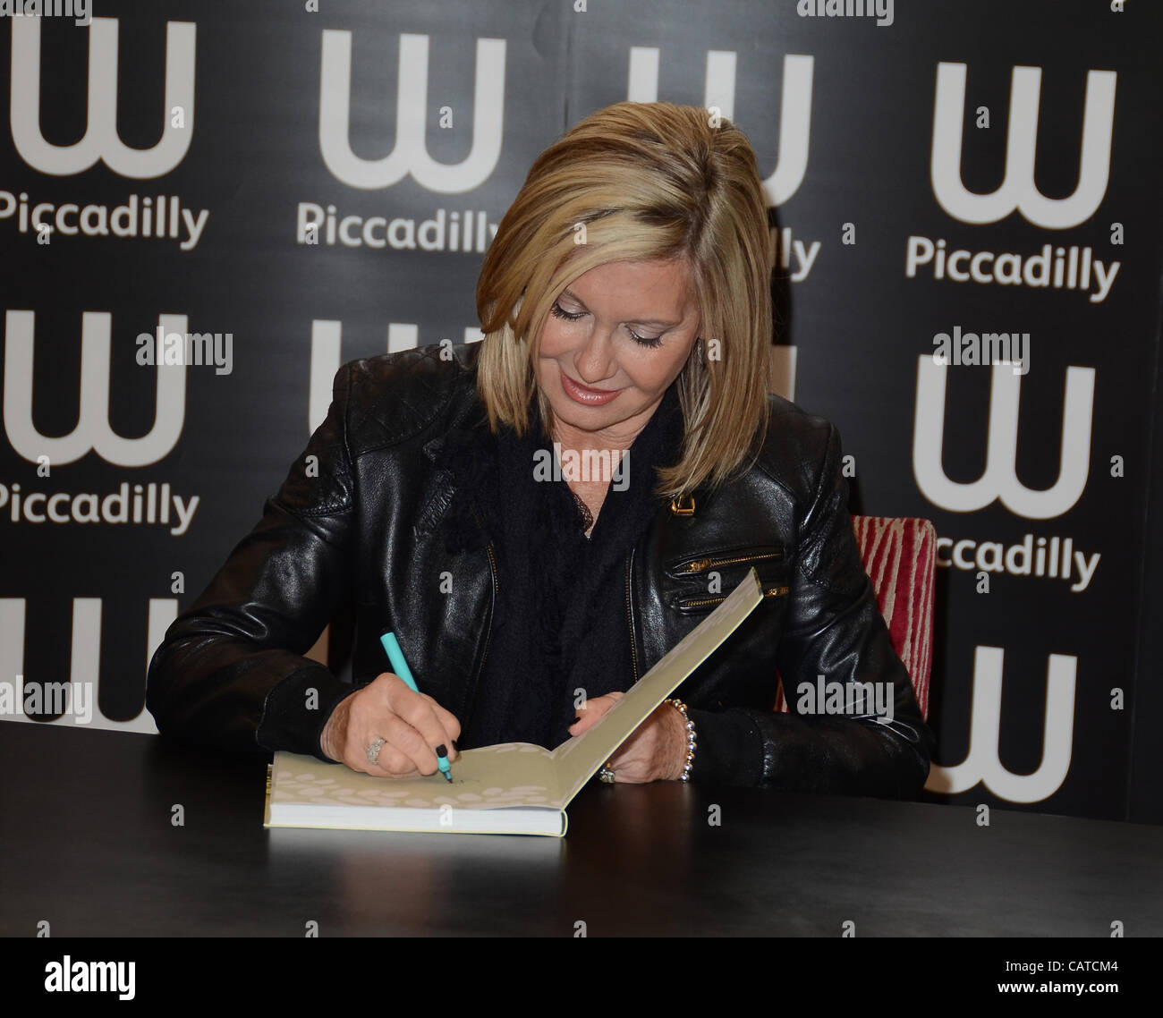 Londres, Royaume-Uni. 19 avril 2012. Olivia Newton John assiste à booksigning de son nouveau livre, Livwise : Facile Recettes pour une vie saine et heureuse, à Waterstones dans Piccadilly, Londres. 19 avril 2012. (Crédit photo : Alamy Images/Photobeat Live News) Banque D'Images