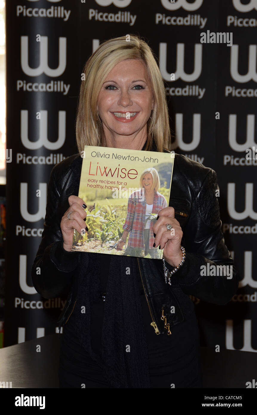 Londres, Royaume-Uni. 19 avril 2012. Olivia Newton John assiste à booksigning de son nouveau livre, Livwise : Facile Recettes pour une vie saine et heureuse, à Waterstones dans Piccadilly, Londres. 19 avril 2012. (Crédit photo : Alamy Images/Photobeat Live News) Banque D'Images