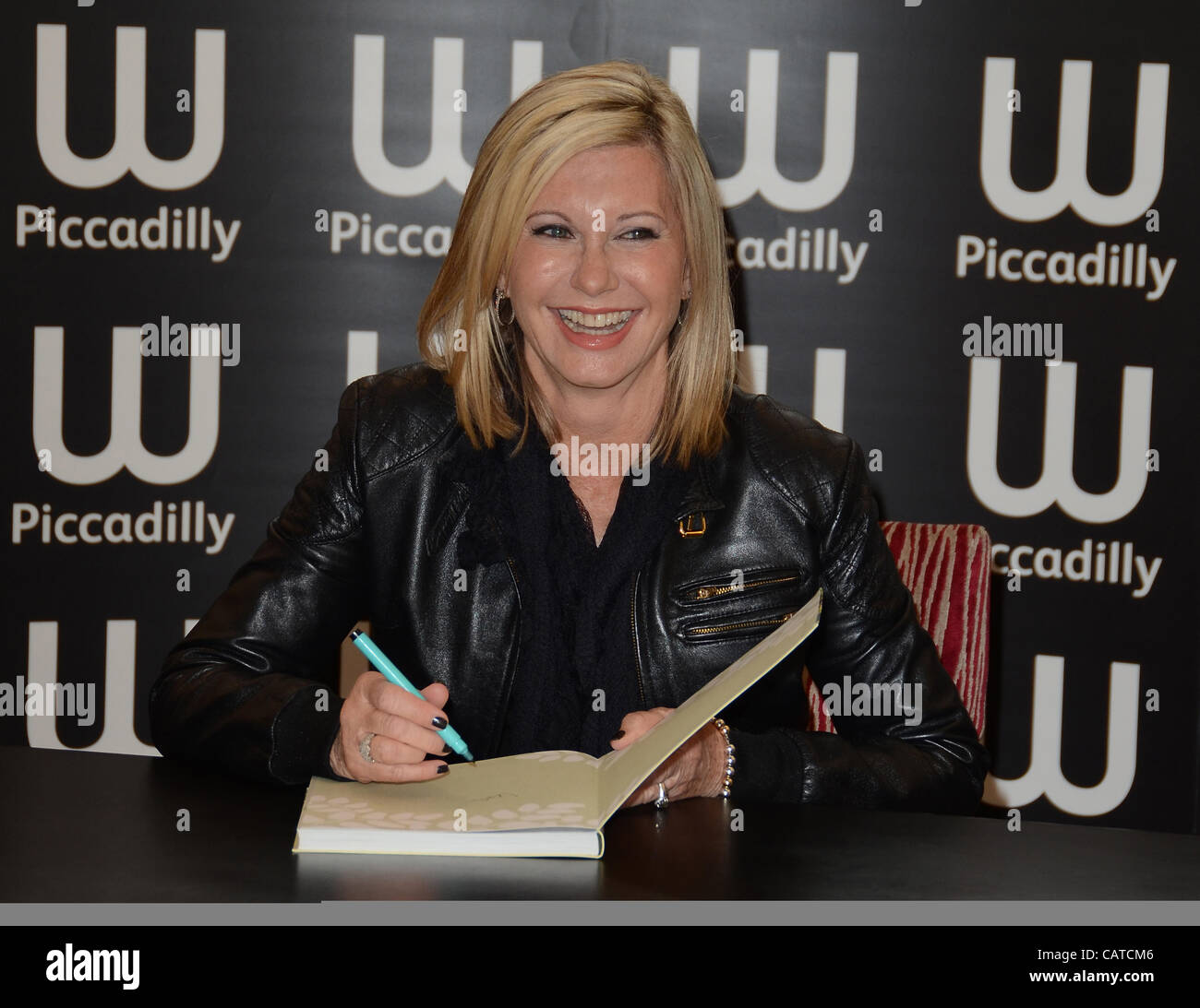 Londres, Royaume-Uni. 19 avril 2012. Olivia Newton John assiste à booksigning de son nouveau livre, Livwise : Facile Recettes pour une vie saine et heureuse, à Waterstones dans Piccadilly, Londres. 19 avril 2012. (Crédit photo : Alamy Images/Photobeat Live News) Banque D'Images