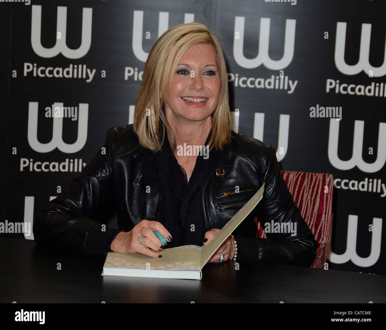 Londres, Royaume-Uni. 19 avril 2012. Olivia Newton John assiste à booksigning de son nouveau livre, Livwise : Facile Recettes pour une vie saine et heureuse, à Waterstones dans Piccadilly, Londres. 19 avril 2012. (Crédit photo : Alamy Images/Photobeat Live News) Banque D'Images