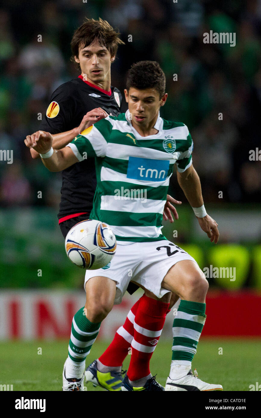 19.04.2012. Lisbonne, Portugal - Andre Martins le Sporting Clube Portugal Terrain (avant) et Ander Iturraspe Milieu Athletic Club (retour) pendant le match entre le Sporting Clube Portugal Lisbonne et espagnol Athletic Club Bilbao pour la première étape de la demi-finale de l'UEFA Europa League à Jo Banque D'Images