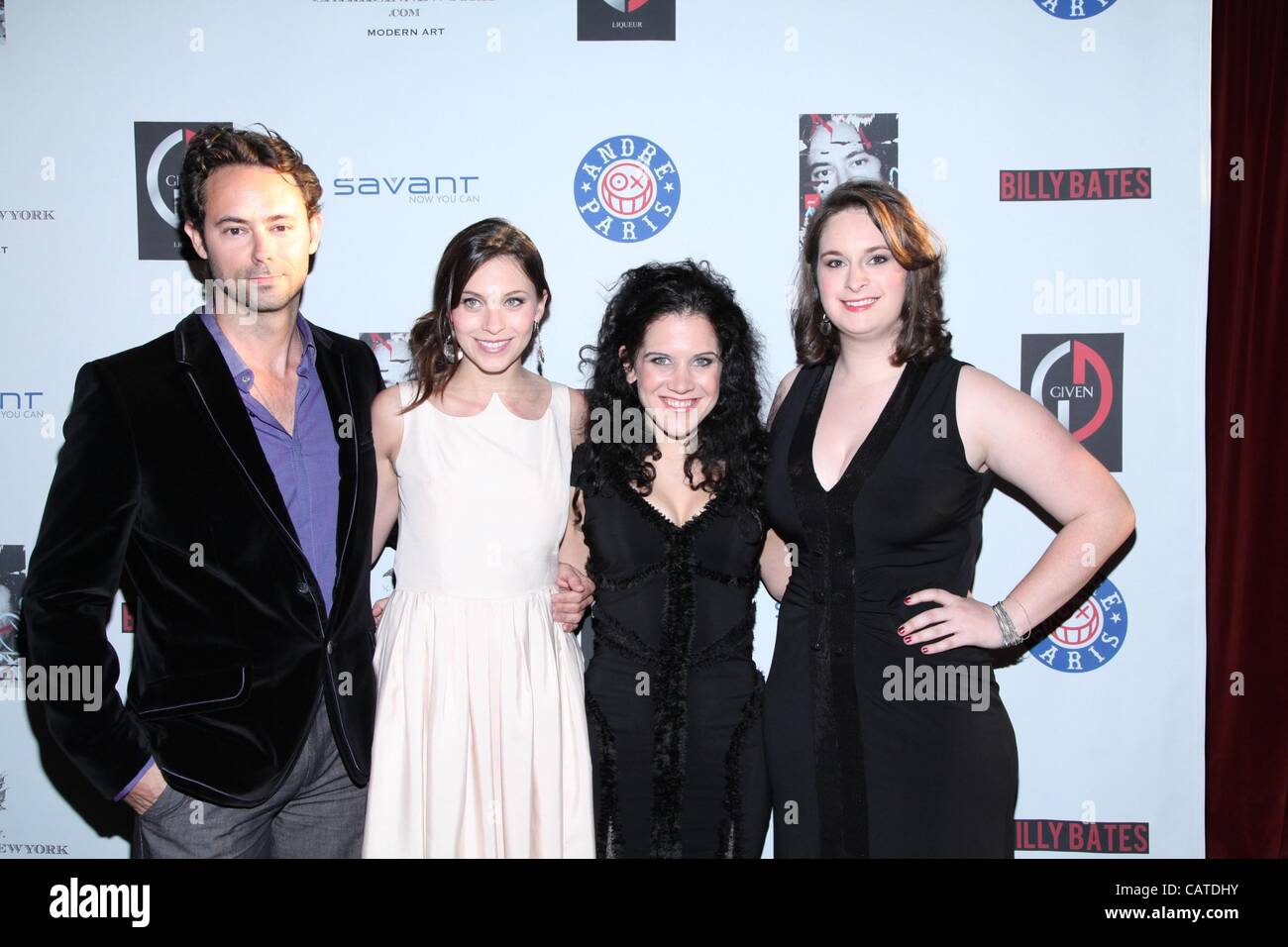 James Wirt, Savannah Welch, Jennifer DeLia, Julie Pacino aux arrivées pour BILLY BATES en première mondiale au Festival du film de Tribeca 2012, Tribeca Cinemas, New York, NY Le 19 avril 2012. Photo par : Andres Otero/Everett Collection Banque D'Images