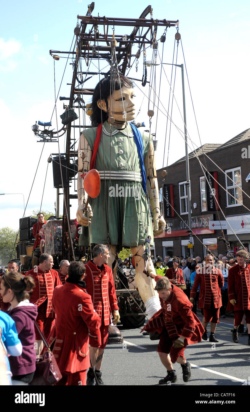 Liverpool, Royaume-Uni. 20 avril, 2012. Une marionnette géant d'une jeune fille marche dans Liverpool. L'événement fait partie de Liverpool des commémorations de la récente célébration du 100e anniversaire du naufrage du Titanic. Banque D'Images