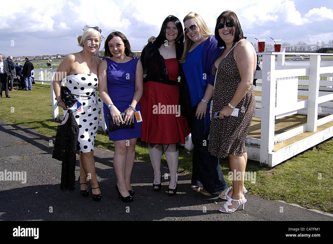 Ayr, Royaume-Uni. 20 avril, 2012. Scottish Grand National Week-end (jour 1). Dame racegoers s'amusant à Ayr Course. Banque D'Images