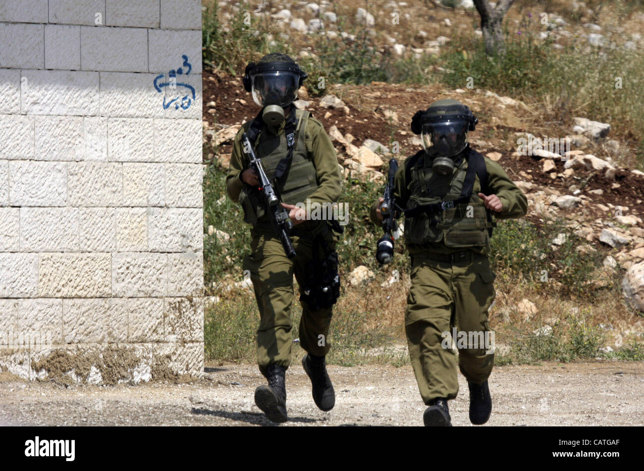 20 avril 2012 - Naplouse, Cisjordanie, Territoires palestiniens - des soldats israéliens fire gaz lacrymogènes contre les manifestants palestiniens comme ils manifester contre l'expropriation de terres palestiniennes par Israël dans le village de Kafr Qaddum, près de la ville du nord de Naplouse en Cisjordanie occupée, Banque D'Images