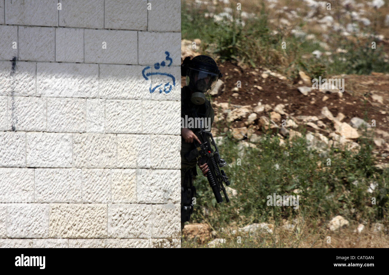 20 avril 2012 - Naplouse, Cisjordanie, Territoires palestiniens - des soldats israéliens fire gaz lacrymogènes contre les manifestants palestiniens comme ils manifester contre l'expropriation de terres palestiniennes par Israël dans le village de Kafr Qaddum, près de la ville du nord de Naplouse en Cisjordanie occupée, Banque D'Images