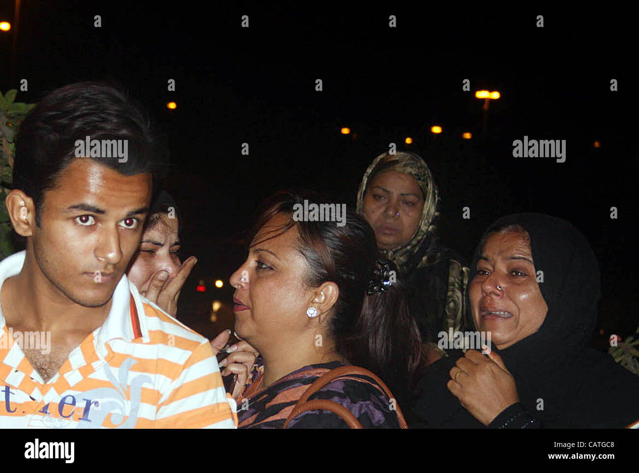 La famille pleure pendant qu'ils se rassemblent pour obtenir de l'information de leurs proches, à qui on a dans l'avion qui s'est écrasé à zone Chaklala à Rawalpindi, à Quaid-e-Azam à l'Aéroport International de Karachi le Vendredi, Avril 20, 2012. L'Bhoja Air flight Boeing 737 de Karachi c Banque D'Images