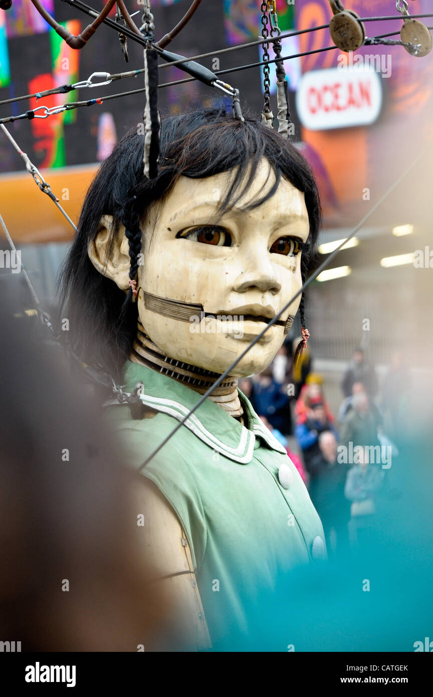 Liverpool, Royaume-Uni. 20 avril, 2012. Une marionnette géant d'une jeune fille marche dans Liverpool. L'événement fait partie de Liverpool des commémorations de la récente célébration du 100e anniversaire du naufrage du Titanic. Banque D'Images