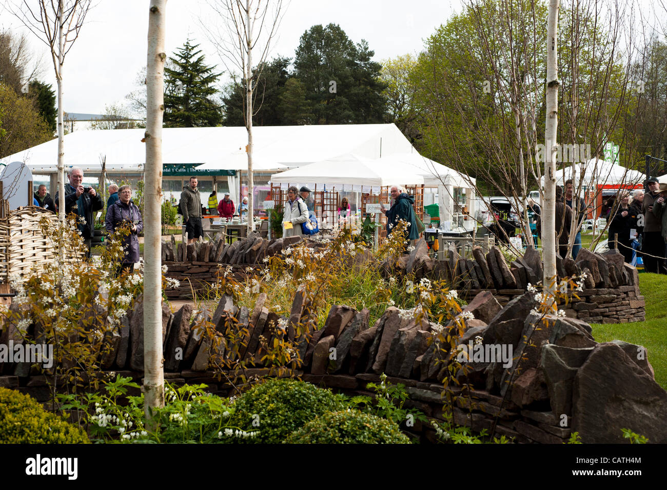 Les visiteurs appréciant les jardins et se tient le vendredi 20 avril 2012, le premier jour de l'ERS montrent Cardiff, Pays de Galles, Royaume-Uni. Flower show annuel situé dans Cardiff Bute Park. Banque D'Images