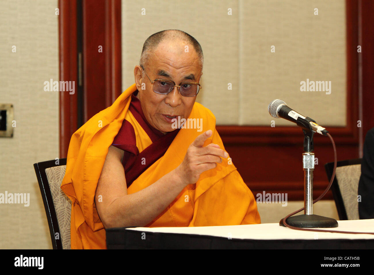 S.s. le dalaï-lama a donné une conférence de presse à l'Hôtel Westin, à Long Beach, CA, le vendredi 20 avril 2012. Le dalaï-lama parle de son 'trois engagements' avant répond aux questions concernant son abandon comme leader politique du gouvernement tibétain en exil, et l'auto-immolation récente Banque D'Images