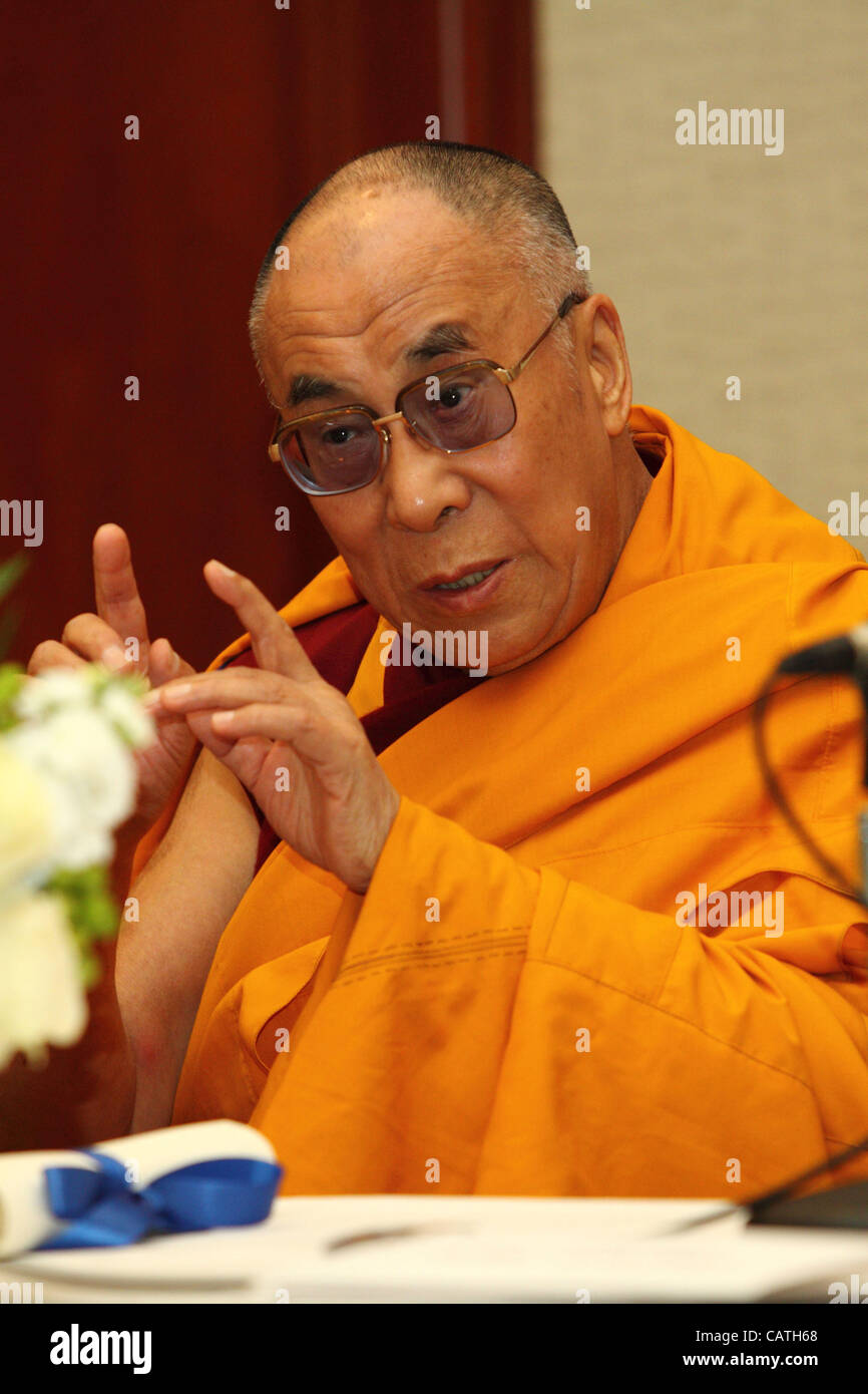 S.s. le dalaï-lama a donné une conférence de presse à l'Hôtel Westin, à Long Beach, CA, le vendredi 20 avril 2012. Le dalaï-lama parle de son 'trois engagements' avant répond aux questions concernant son abandon comme leader politique du gouvernement tibétain en exil, et l'auto-immolation récente Banque D'Images