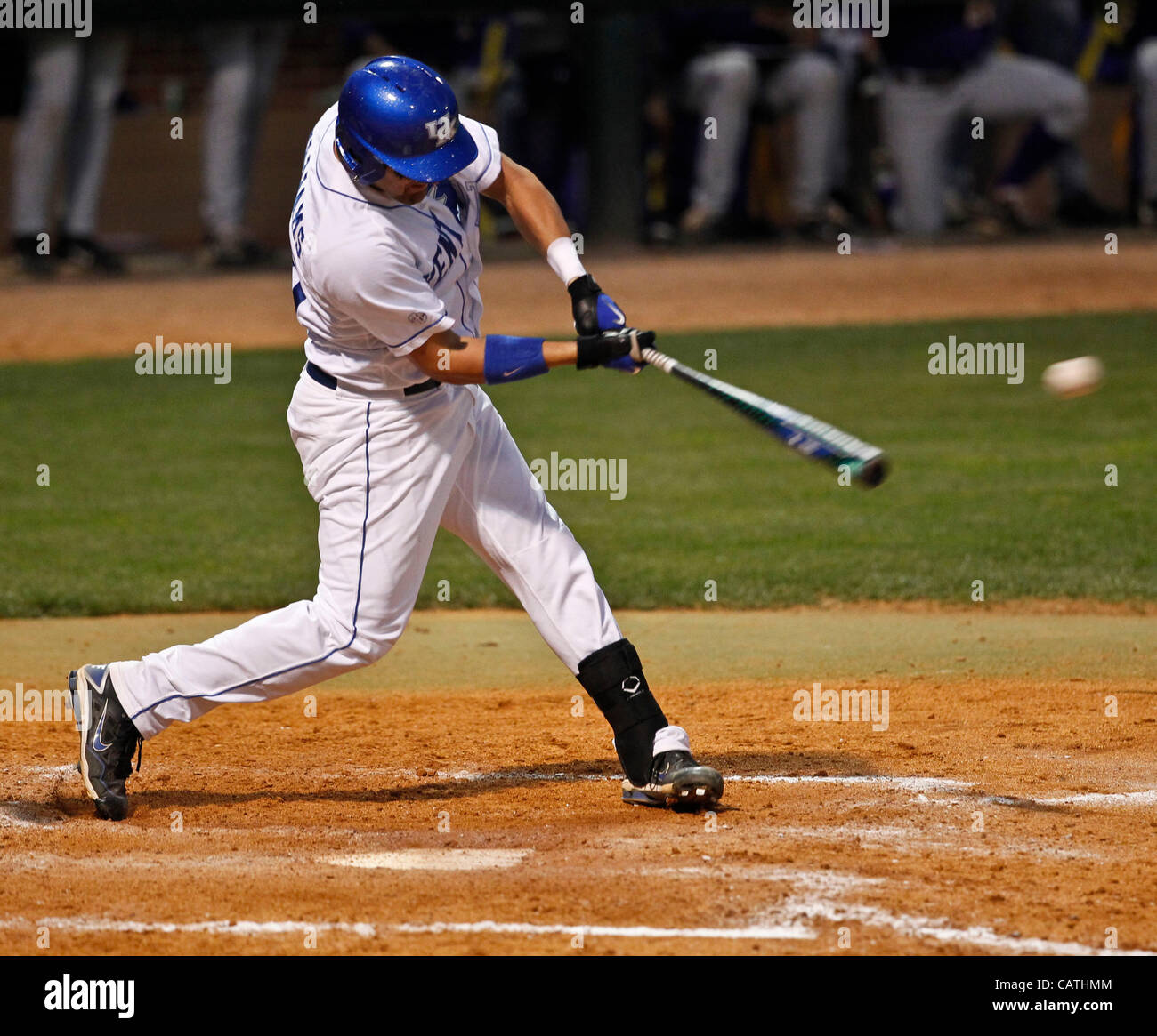 20 avril 2012 - Lexington, Kentucky, USA - California's Michael Williams connecté sur un simple en 6e manche que # 1 # 2 Kentucky LSU défait 5-4 le vendredi 20 avril 2012 à Lexington, KY. Photo par Mark Cornelison | Personnel (crédit Image : © Lexington Herald-Leader/ZUMAPRESS.com) Banque D'Images