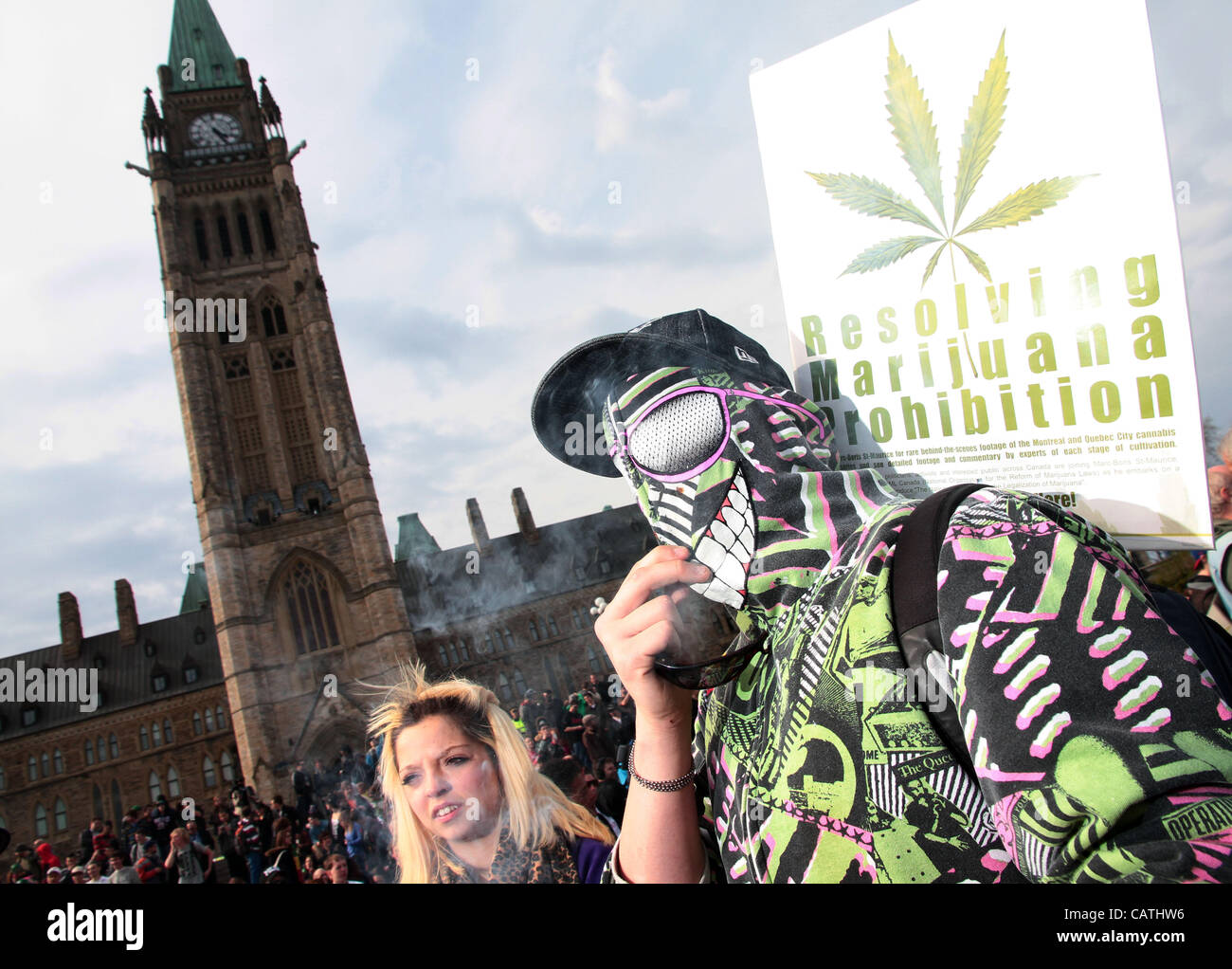 20 avril 2012 - Ottawa, Ontario, Canada - Les gens fument de la marijuana lors d'un rassemblement appelant à la dépénalisation de la marijuana ou 4:20 circulation le 20 avril 2012 à la colline du Parlement à Ottawa. (Crédit Image : © Sellehuddin ZUMAPRESS.com)/Kamal Banque D'Images