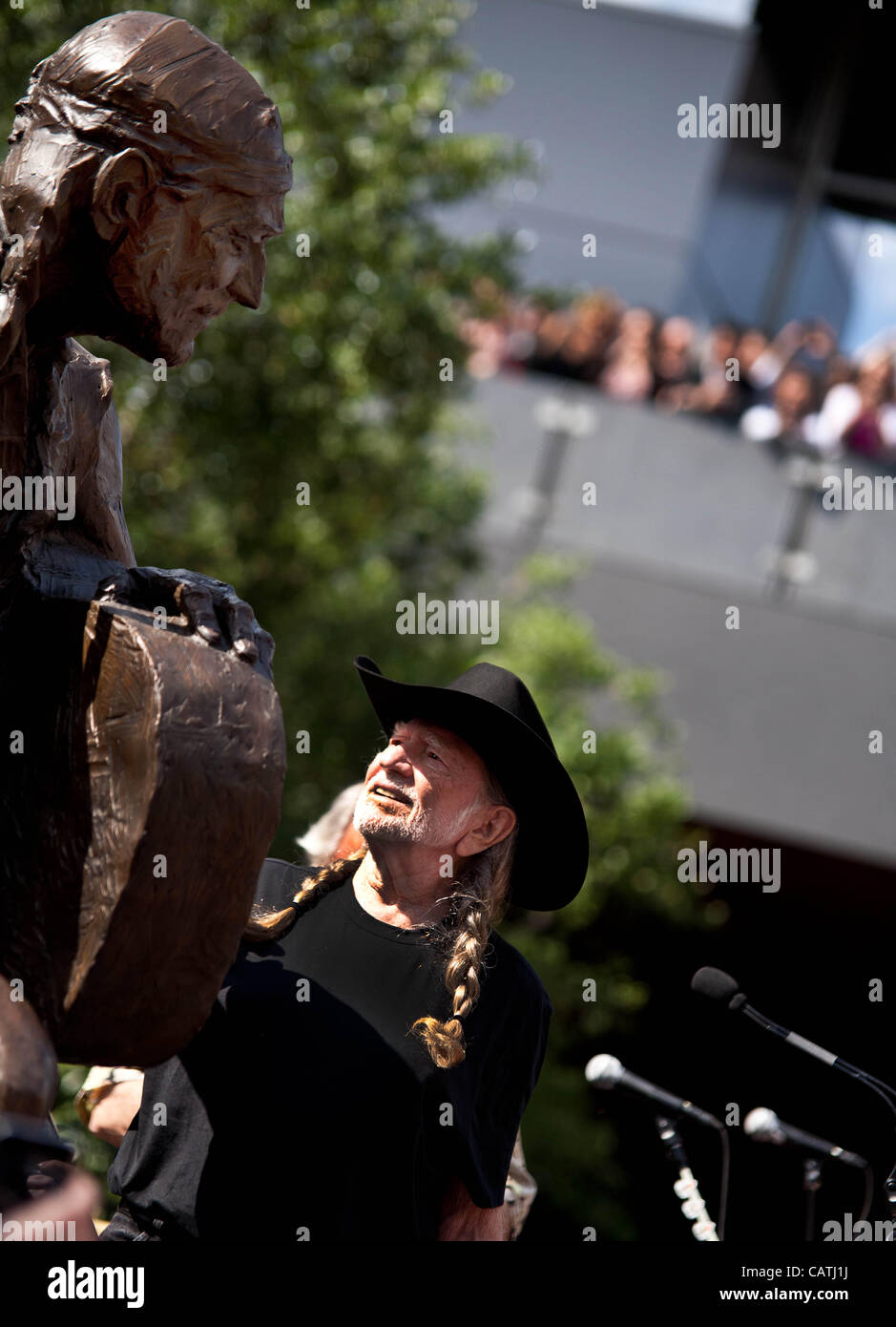 20 avril 2012, Austin, TX. Willie Nelson assiste à l'inauguration de sa nouvelle statue à Austin. Banque D'Images