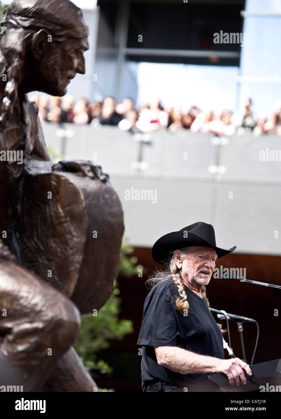20 avril 2012, Austin, TX. Willie Nelson assiste à l'inauguration de sa nouvelle statue à Austin. Banque D'Images