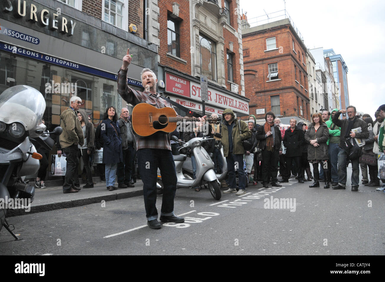 Billy Bragg effectue dans la rue devant Soeur Ray record store dans Berwick Street, Soho dans le cadre de l'événement 'Record Store Day' pour promouvoir les magasins de disques spécialisés indépendants. 21 avril 2012. Banque D'Images