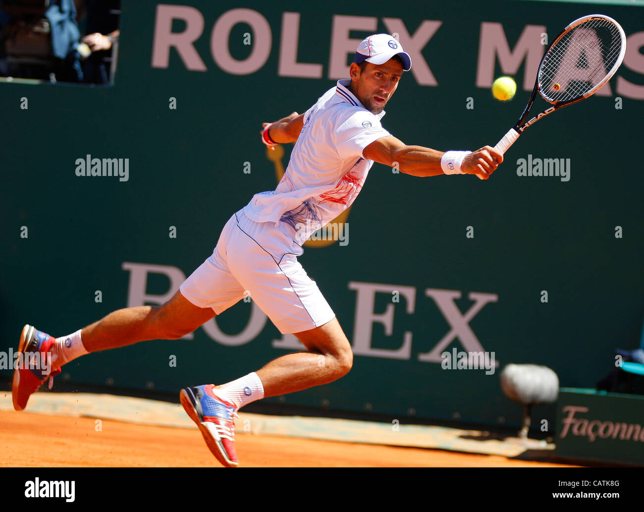 21.04.2012 Monte Carlo, Monaco. Novak Djokovic (SRB) en action contre Tomas Berdych (CZE) au cours de la S-Finall du Monte-Carlo Rolex Masters 2012 joué au Monte Carlo Country Club, Monaco. Banque D'Images 21.04.2012 Monte Carlo, Monaco. Novak Djokovic (SRB) en action contre Tomas Berdych (CZE) au cours de la S-Finall du Monte-Carlo Rolex Masters 2012 joué au Monte Carlo Country Club, Monaco. Banque D'Images