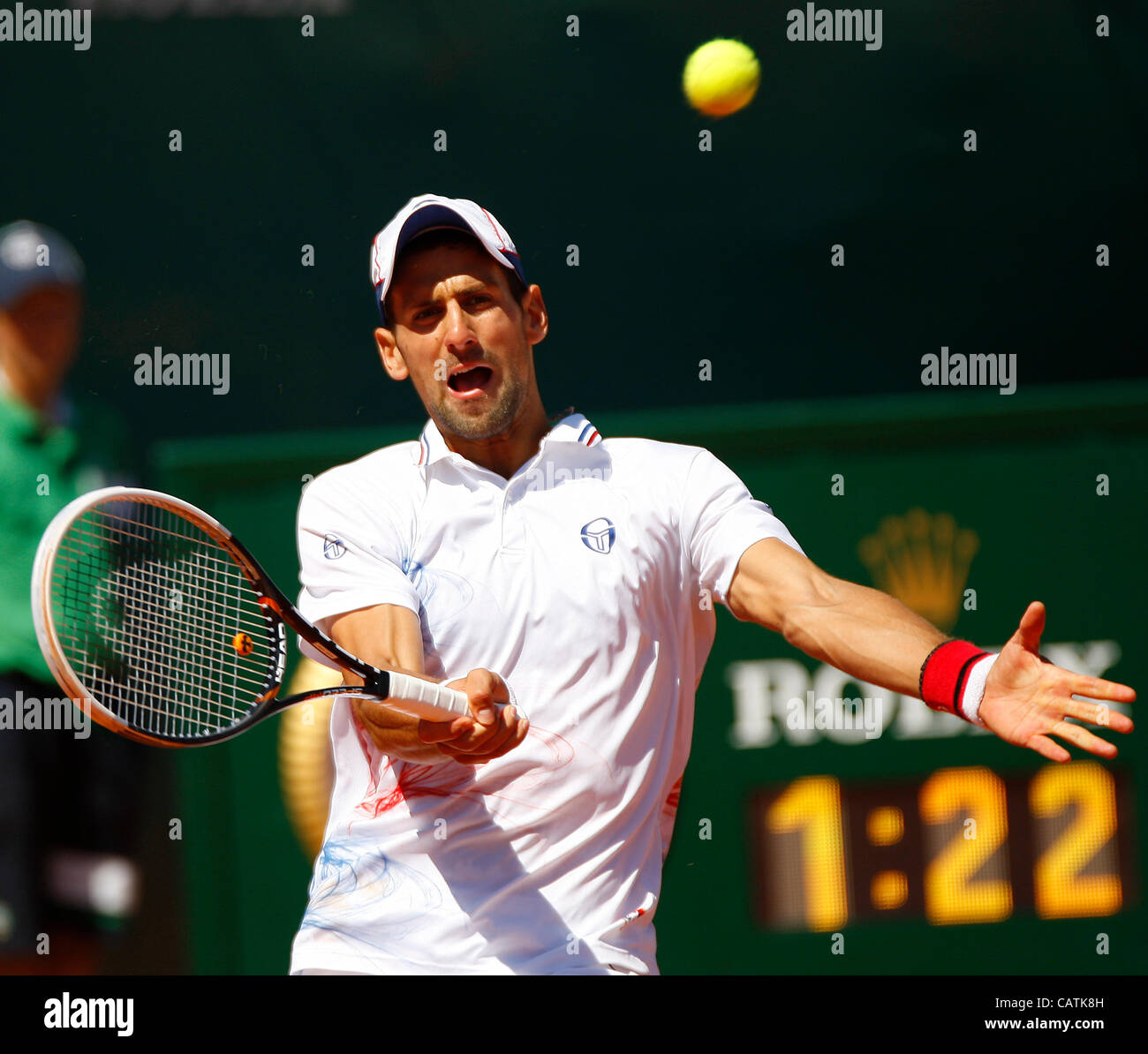 21.04.2012 Monte Carlo, Monaco. Novak Djokovic (SRB) en action contre Tomas Berdych (CZE) au cours de la S-Finall du Monte-Carlo Rolex Masters 2012 joué au Monte Carlo Country Club, Monaco. Banque D'Images 21.04.2012 Monte Carlo, Monaco. Novak Djokovic (SRB) en action contre Tomas Berdych (CZE) au cours de la S-Finall du Monte-Carlo Rolex Masters 2012 joué au Monte Carlo Country Club, Monaco. Banque D'Images