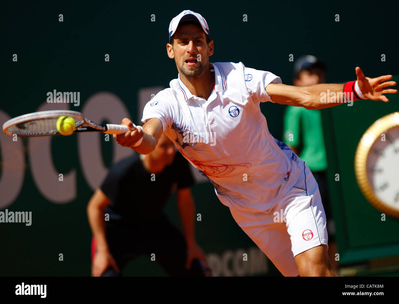 21.04.2012 Monte Carlo, Monaco. Novak Djokovic (SRB) en action contre Tomas Berdych (CZE) au cours de la S-Finall du Monte-Carlo Rolex Masters 2012 joué au Monte Carlo Country Club, Monaco. Banque D'Images 21.04.2012 Monte Carlo, Monaco. Novak Djokovic (SRB) en action contre Tomas Berdych (CZE) au cours de la S-Finall du Monte-Carlo Rolex Masters 2012 joué au Monte Carlo Country Club, Monaco. Banque D'Images