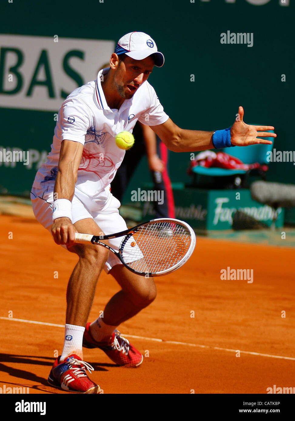 21.04.2012 Monte Carlo, Monaco. Novak Djokovic (SRB) en action contre Tomas Berdych (CZE) au cours de la S-Finall du Monte-Carlo Rolex Masters 2012 joué au Monte Carlo Country Club, Monaco. Banque D'Images 21.04.2012 Monte Carlo, Monaco. Novak Djokovic (SRB) en action contre Tomas Berdych (CZE) au cours de la S-Finall du Monte-Carlo Rolex Masters 2012 joué au Monte Carlo Country Club, Monaco. Banque D'Images