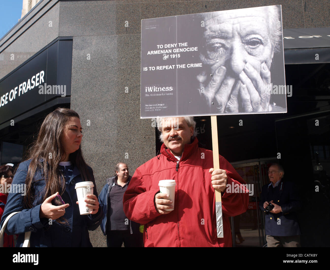Steffi (à gauche) et Jean (à gauche), tous deux de Londres se rassemblent pour commémorer le génocide arménien Mars à central London, UK, le samedi, 21 avril, 2012. "Nous sommes ici aujourd'hui à cause de 97 ans de déni du génocide des Arméniens", a déclaré Steffi. "Nous espérons que nos voix aujourd'hui." "Nous n Banque D'Images
