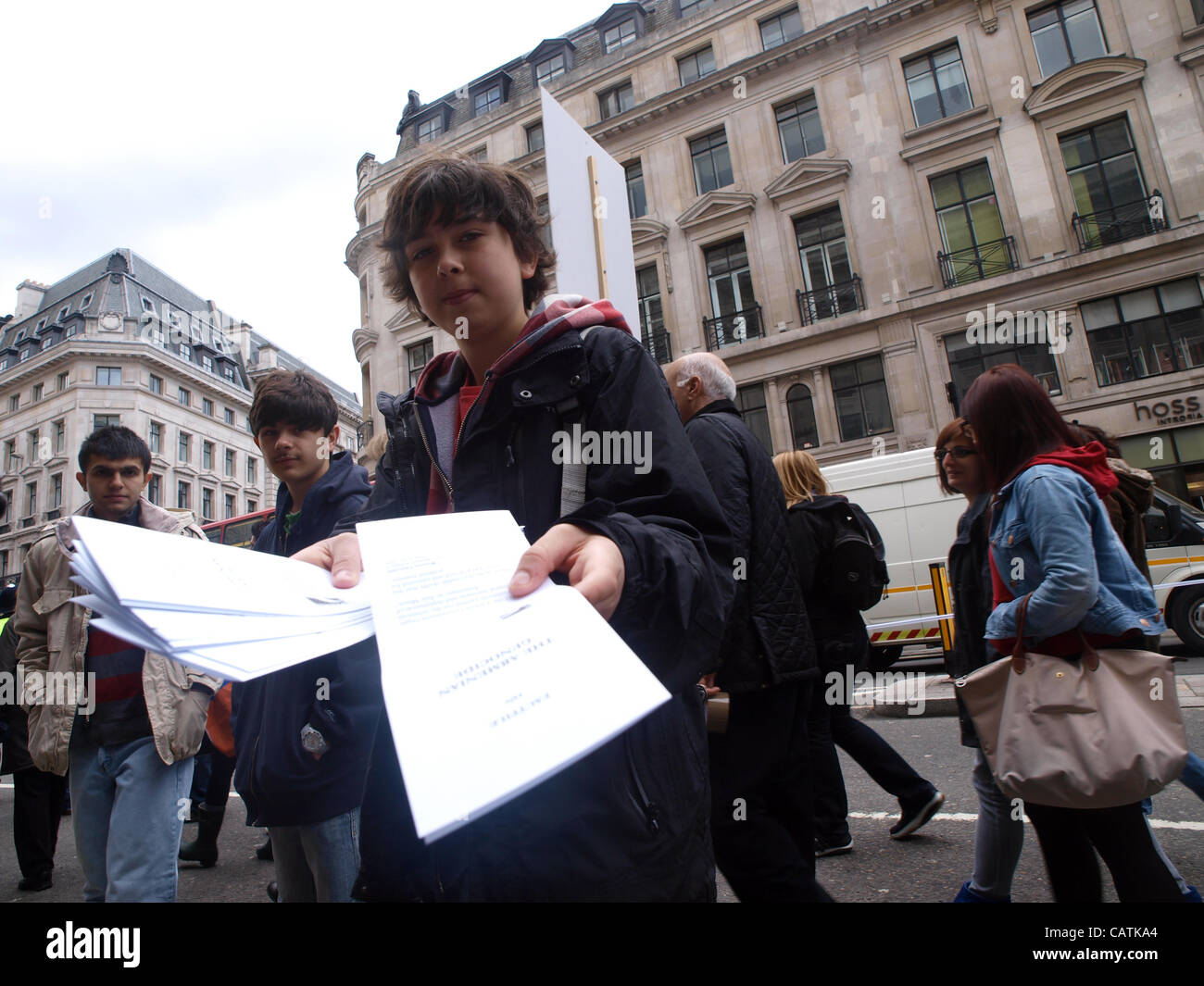 Un jeune manifestant les mains des tracts aux passants sur le génocide des Arméniens Commémoration de mars. Regents Street, Londres, Royaume-Uni, le samedi, 21 avril, 2012. Banque D'Images