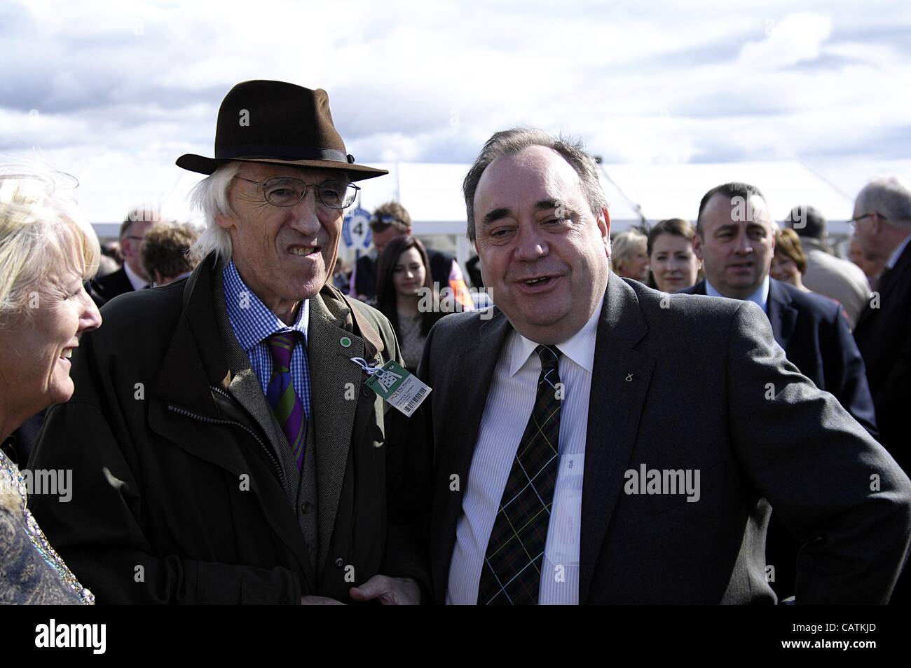 Ayr, Royaume-Uni 21/4/12 Grand National Écossais Week-end (jour 2) Premier ministre écossais Alex Salmond en discussion avec le propriétaire de l'cheval gagnant Raymond Anderson Green à la fin de la course. Banque D'Images