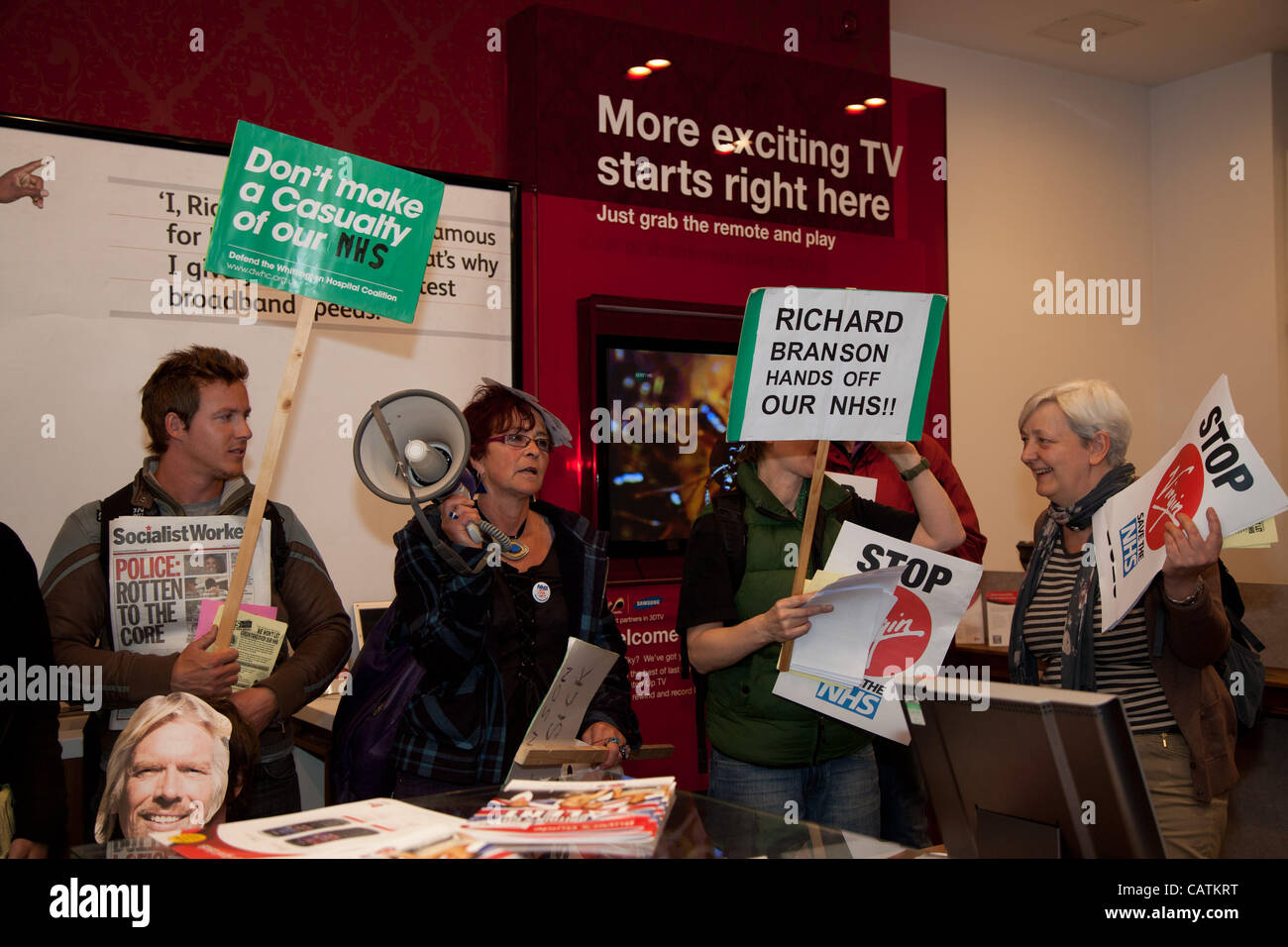 Londres, Royaume-Uni, 21 Avr, 2012 autour de 30 protestataires ont démontré à l'intérieur du Virgin stores sur Oxford Street contre leur participation à la privatisation de la NHS. Banque D'Images