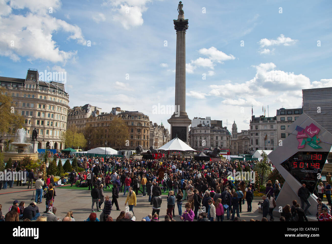 Londres, Royaume-Uni. 21 avr 2012 Trafalgar Square a été transformé en un jardin anglais pour la St George's Day Festival. Il comporte des installations de jardinage, art floral et les expositions de cultiver vos propres fruits et légumes. Un kiosque a accueilli des musiciens traditionnels et modernes. Banque D'Images