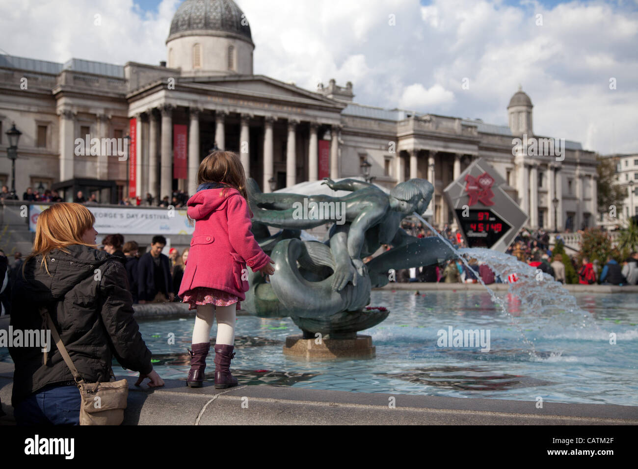 Londres, Royaume-Uni. 21 avr 2012 Trafalgar Square a été transformé en un jardin anglais pour la St George's Day Festival. Il comporte des installations de jardinage, art floral et les expositions de cultiver vos propres fruits et légumes. Un kiosque a accueilli des musiciens traditionnels et modernes. Banque D'Images