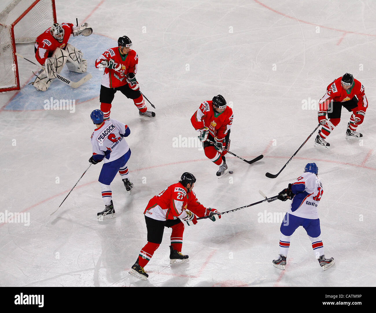 21.04.2012. Ljubljana, Slovénie. Robert Dowd (no12) de Grande-Bretagne tir au but au cours de match de championnat du monde de hockey 2009 Division 1 groupe A entre la Grande-Bretagne et la Hongrie. Tenue à Stozice Arena à Ljubljana, Slovénie . La Grande-Bretagne a gagné et qualifié pour la finale de l'année prochaine. Banque D'Images 21.04.2012. Ljubljana, Slovénie. Robert Dowd (no12) de Grande-Bretagne tir au but au cours de match de championnat du monde de hockey 2009 Division 1 groupe A entre la Grande-Bretagne et la Hongrie. Tenue à Stozice Arena à Ljubljana, Slovénie . La Grande-Bretagne a gagné et qualifié pour la finale de l'année prochaine. Banque D'Images