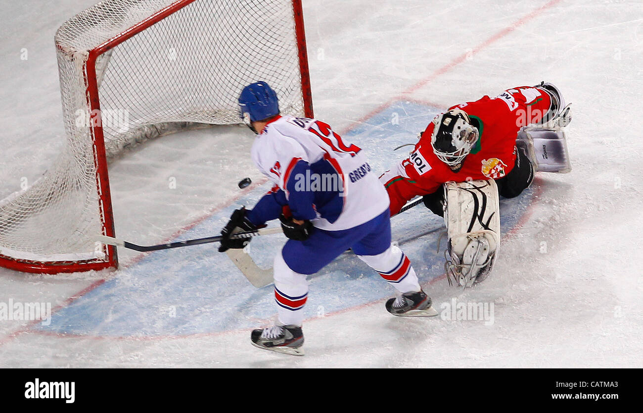 21.04.2012. Ljubljana, Slovénie. Robert Dowd (no12) de Grande-Bretagne Le scoring de tir de pénalité au cours de match de championnat du monde de hockey 2009 Division 1 groupe A entre la Grande-Bretagne et la Hongrie. Tenue à Stozice Arena à Ljubljana, Slovénie . La Grande-Bretagne a gagné et qualifié pour les finales next Banque D'Images 21.04.2012. Ljubljana, Slovénie. Robert Dowd (no12) de Grande-Bretagne Le scoring de tir de pénalité au cours de match de championnat du monde de hockey 2009 Division 1 groupe A entre la Grande-Bretagne et la Hongrie. Tenue à Stozice Arena à Ljubljana, Slovénie . La Grande-Bretagne a gagné et qualifié pour les finales next Banque D'Images