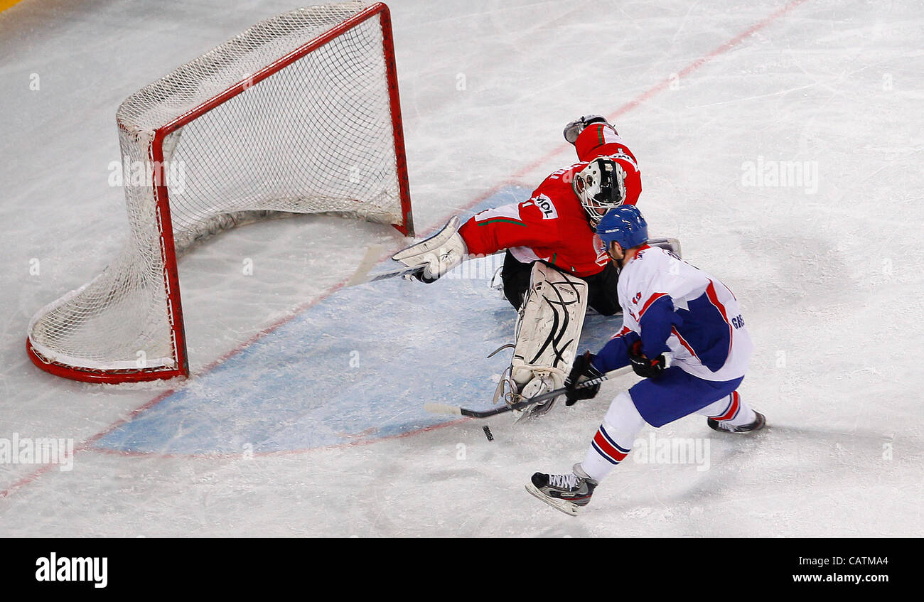21.04.2012. Ljubljana, Slovénie. Robert Dowd (no12) de Grande-Bretagne Le scoring de tir de pénalité au cours de match de championnat du monde de hockey 2009 Division 1 groupe A entre la Grande-Bretagne et la Hongrie. Tenue à Stozice Arena à Ljubljana, Slovénie . La Grande-Bretagne a gagné et qualifié pour les finales next Banque D'Images 21.04.2012. Ljubljana, Slovénie. Robert Dowd (no12) de Grande-Bretagne Le scoring de tir de pénalité au cours de match de championnat du monde de hockey 2009 Division 1 groupe A entre la Grande-Bretagne et la Hongrie. Tenue à Stozice Arena à Ljubljana, Slovénie . La Grande-Bretagne a gagné et qualifié pour les finales next Banque D'Images