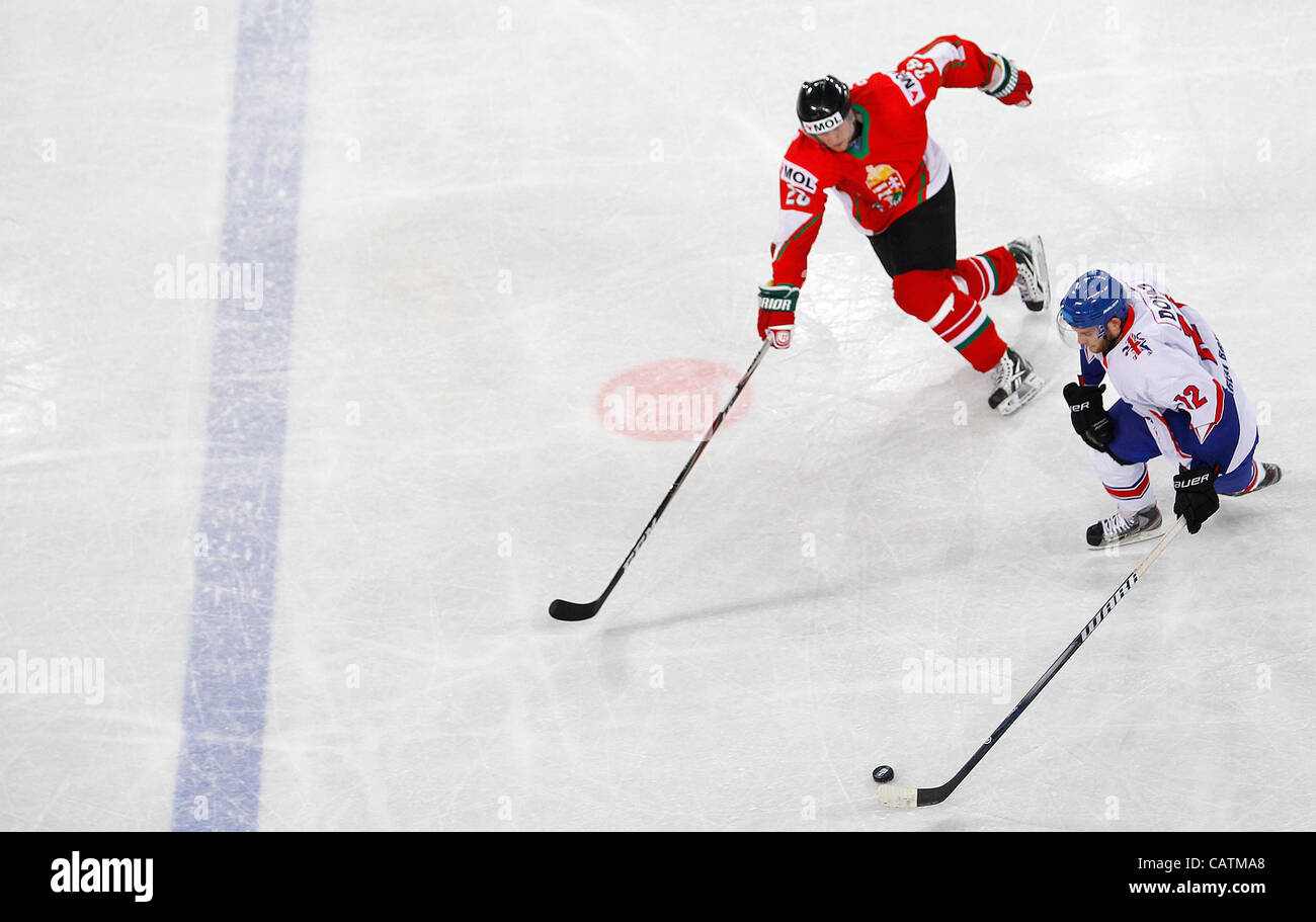 21.04.2012. Ljubljana, Slovénie. Robert Dowd (no12) de Grande-Bretagne (R) et Istvan Bartalis (no28) de la Hongrie (L) lors de match de championnat du monde de hockey 2009 Division 1 groupe A entre la Grande-Bretagne et la Hongrie. Tenue à Stozice Arena à Ljubljana, Slovénie . La Grande-Bretagne a gagné et qualifie Banque D'Images 21.04.2012. Ljubljana, Slovénie. Robert Dowd (no12) de Grande-Bretagne (R) et Istvan Bartalis (no28) de la Hongrie (L) lors de match de championnat du monde de hockey 2009 Division 1 groupe A entre la Grande-Bretagne et la Hongrie. Tenue à Stozice Arena à Ljubljana, Slovénie . La Grande-Bretagne a gagné et qualifie Banque D'Images
