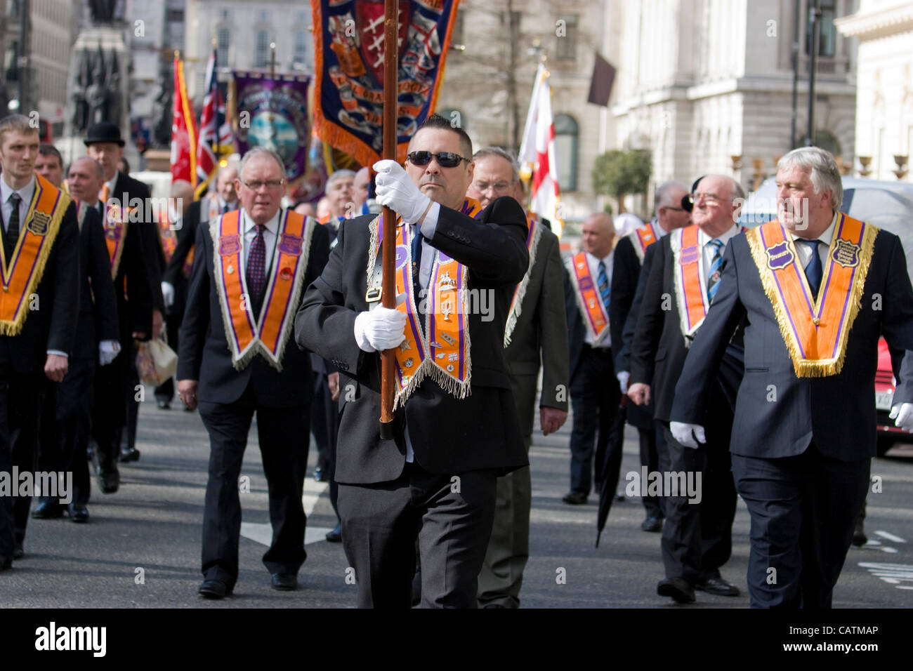 21/04/2012 London UK protestants de l'ordre d'Orange défilent dans le centre de Londres aujourd'hui, l'Orange Lodge, ou l'ordre des Orangistes loyal orange marche dans Londres Banque D'Images