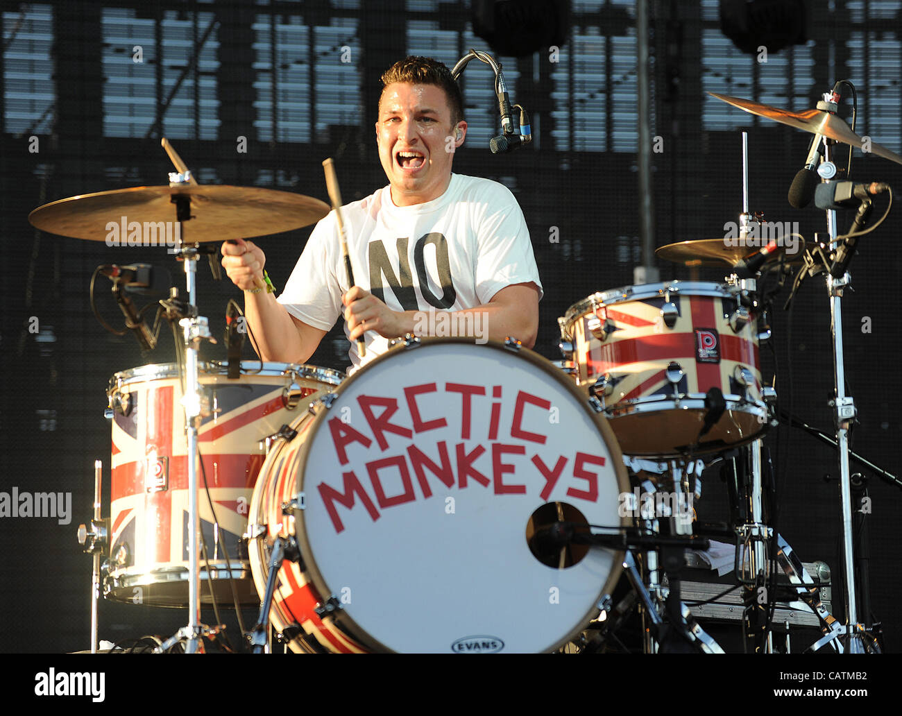 20 avr 2012 - Indio, California, USA - Le batteur Matt HELDERS de la bande l'Arctic Monkeys il se produit dans le cadre de la Coachella 2012 Music & Arts Festival qui aura lieu à l'Empire Polo Field. Les trois jours du festival permettra d'attirer des milliers de fans pour voir une variété d'artiste sur cinq différents Banque D'Images
